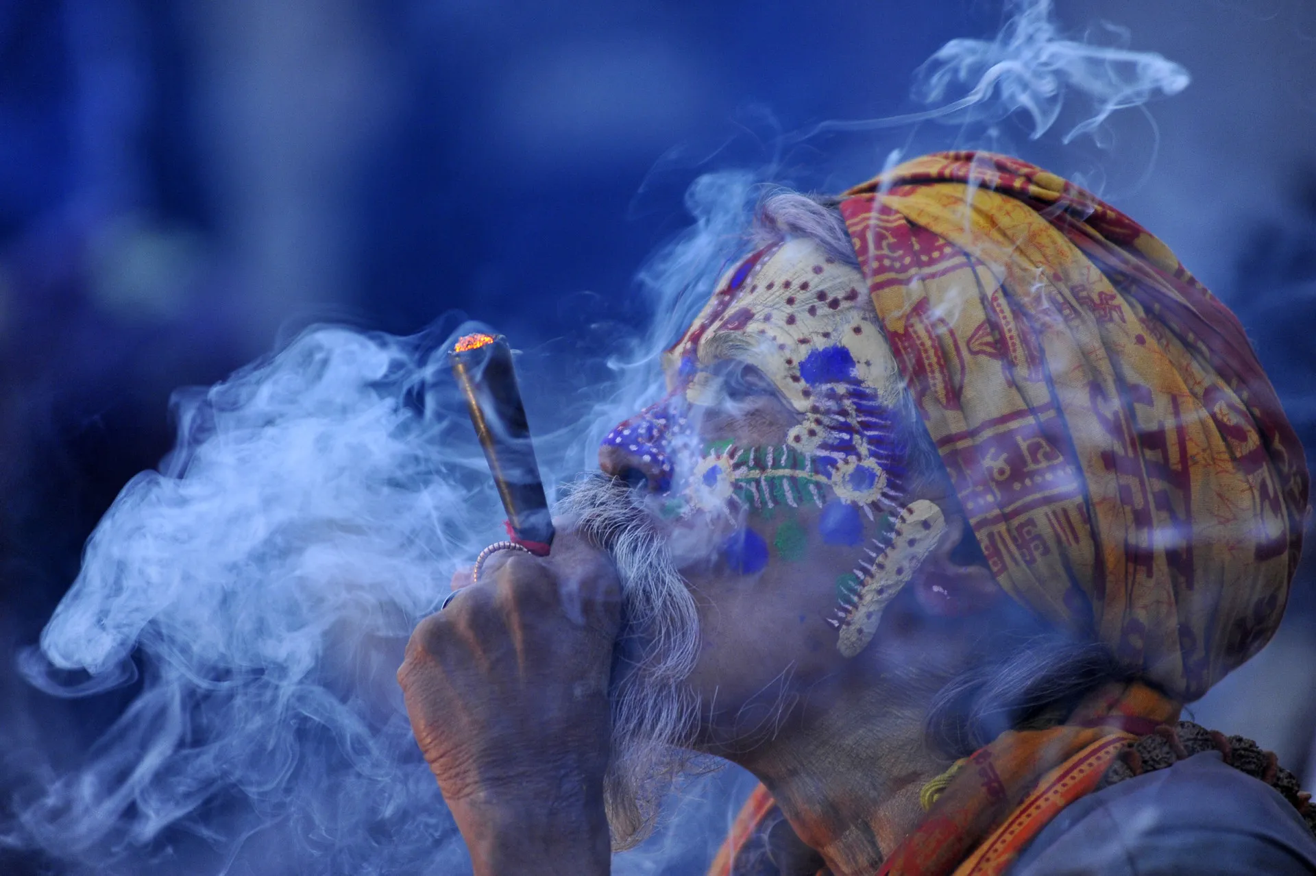 Um sadhu, ou homem santo hindu, fumando um chilam, um tipo de cachimbo usado para consumir cannabis.