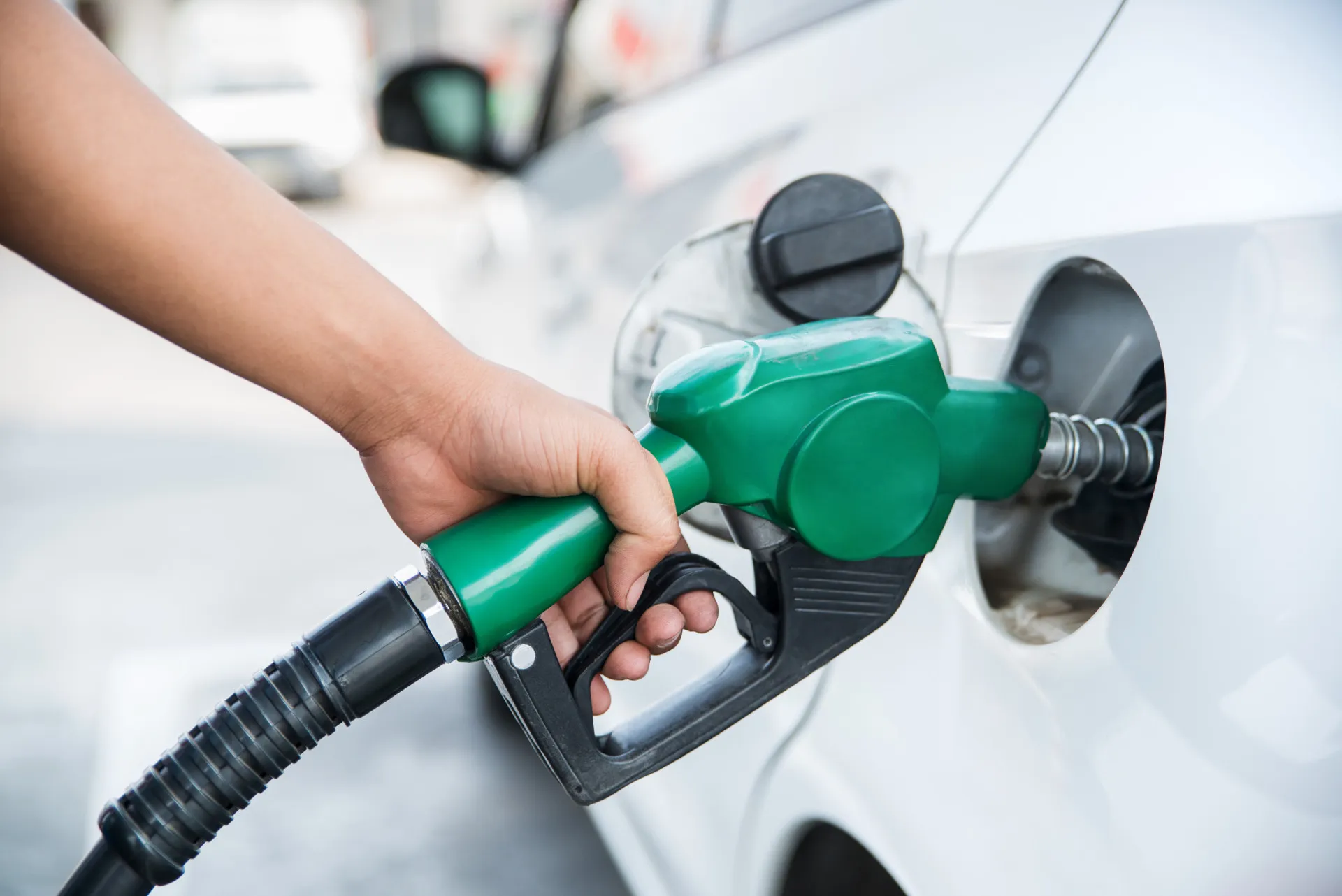 Comparativo visual entre um carro elétrico e um carro a gasolina, separados por uma linha.