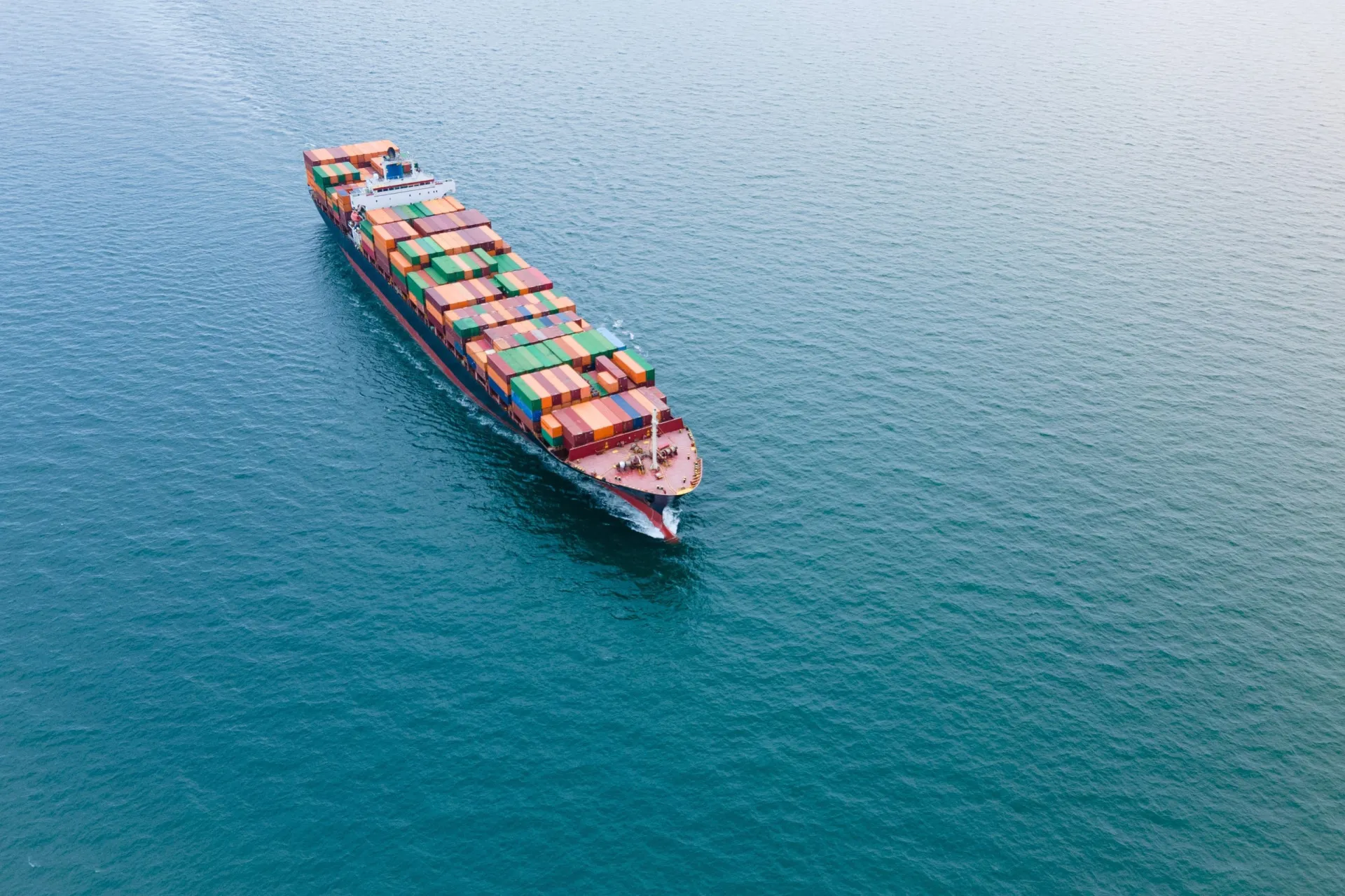 Sinal de proibido sobre a imagem de um carro elétrico em um navio de carga.
