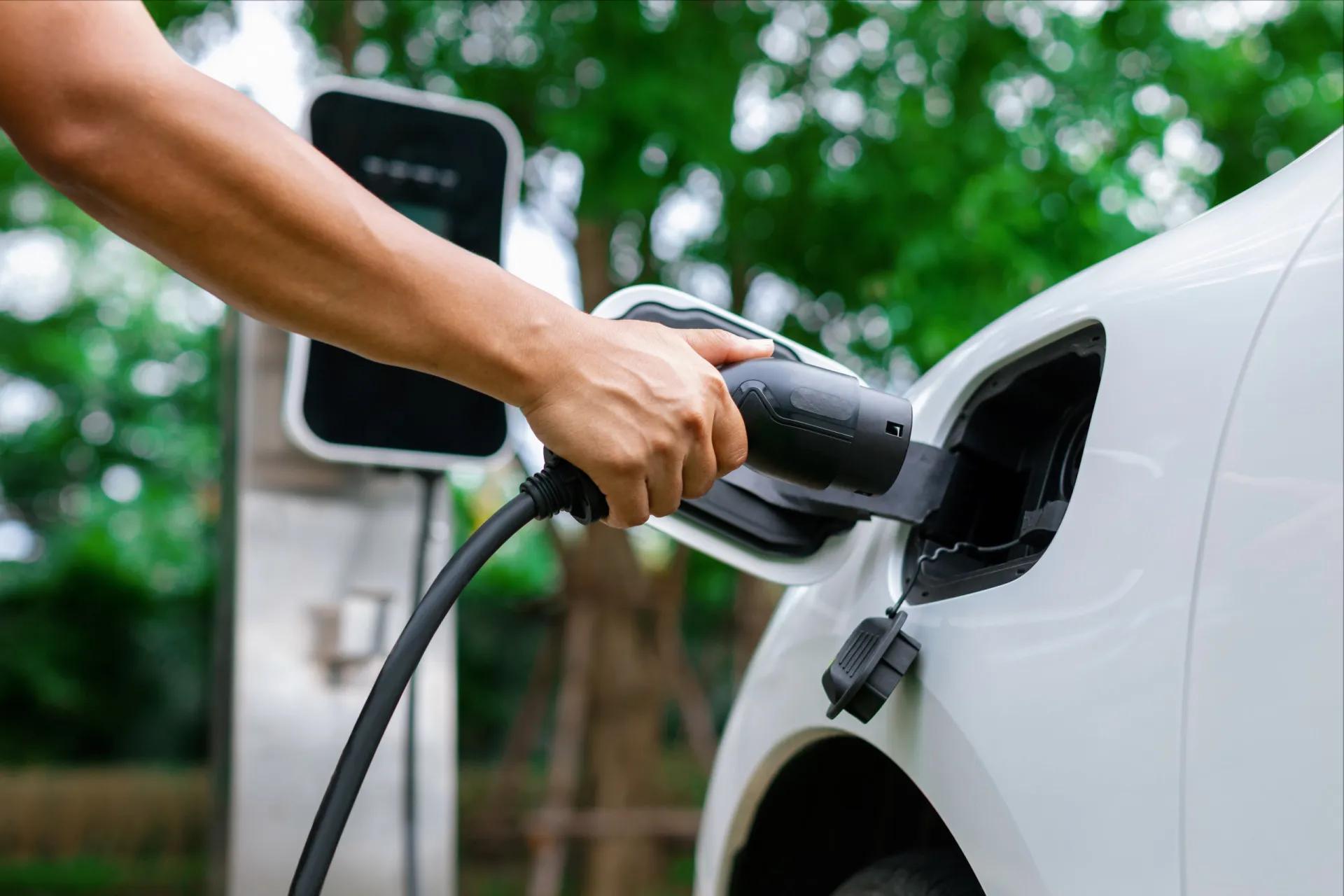 Visão futurista de uma cidade com carros elétricos e infraestrutura de energia verde.