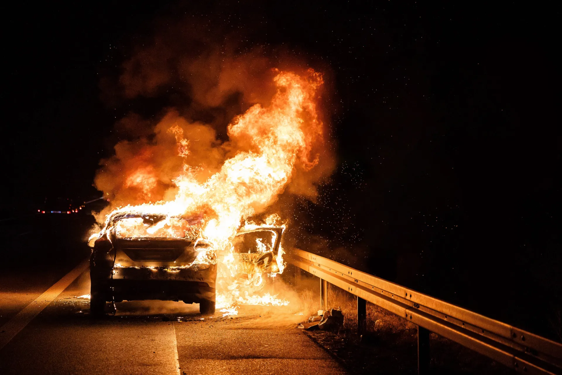 Pessoa dirigindo um carro elétrico com tranquilidade em uma estrada ensolarada.
