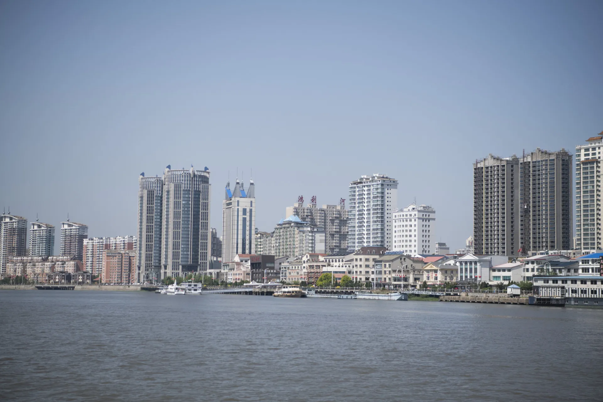Vista da cidade de Dandong a partir do rio Yalu.