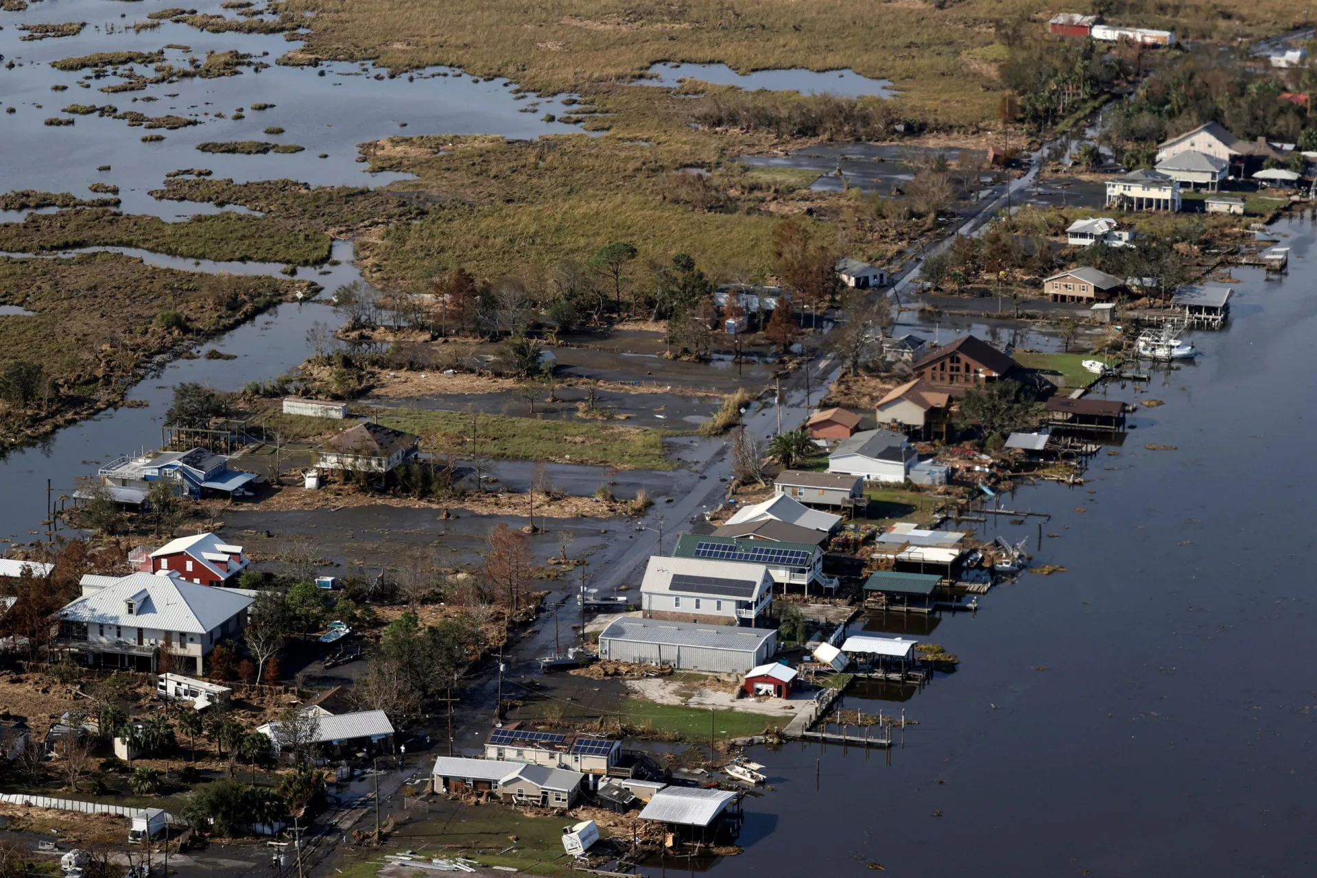 Casas em Nova Orleans alagadas, um cenário de devastação.