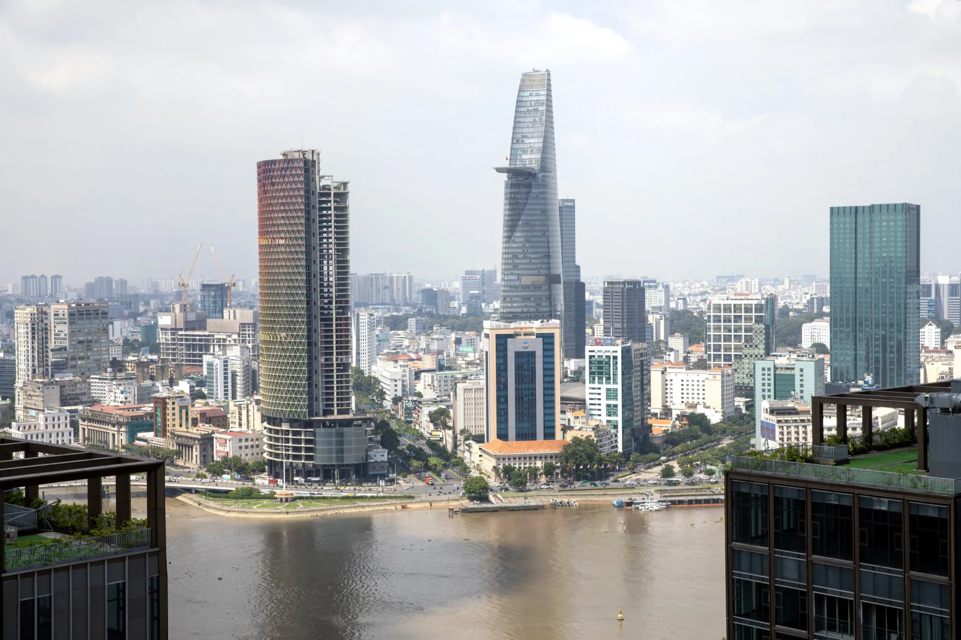 Paisagem urbana de Ho Chi Minh, no Vietnã, com seus prédios e rios.