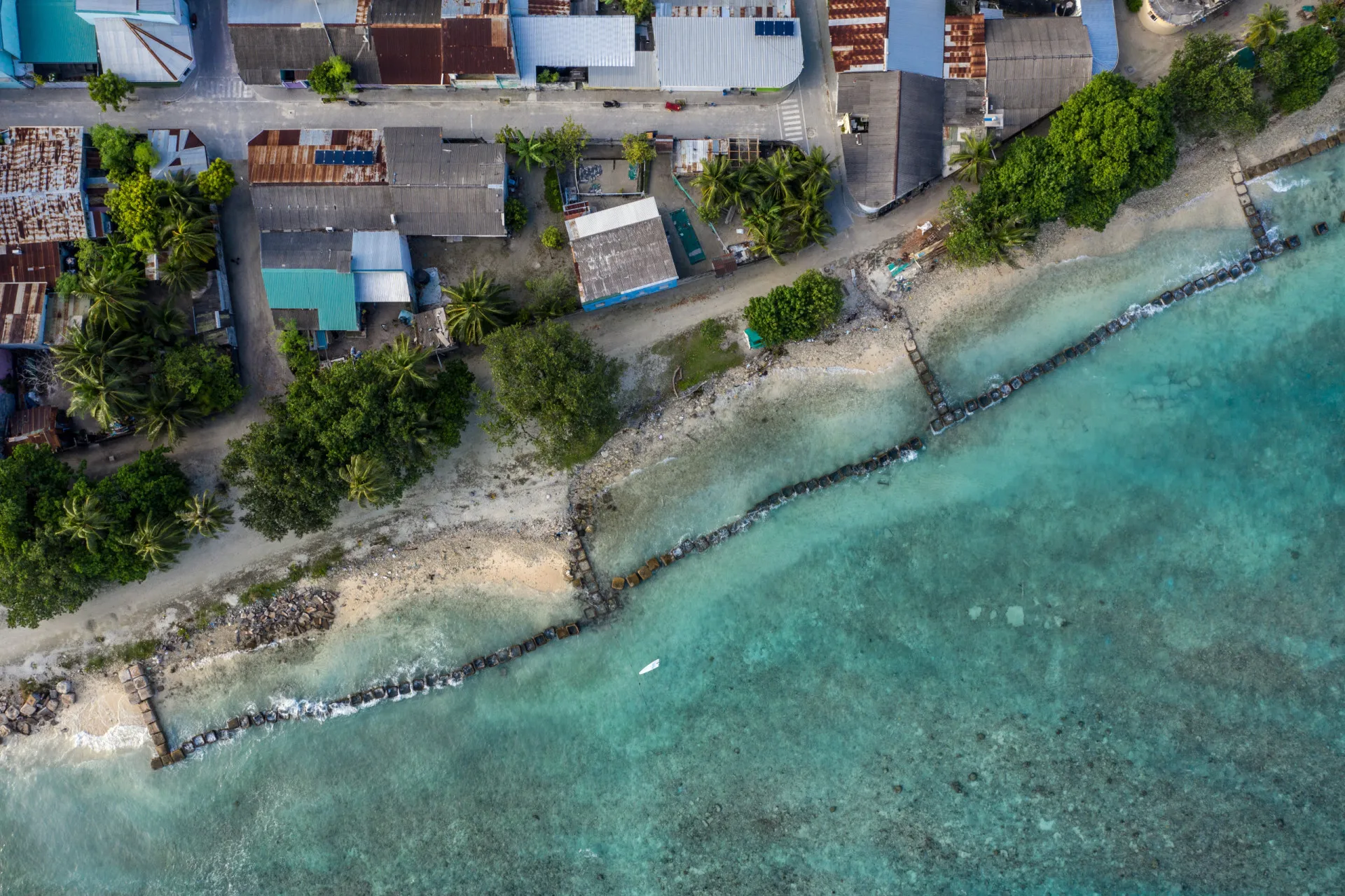 Aeroporto Internacional de Velana em Hulhulé, próximo a Malé, construído em uma ilha.