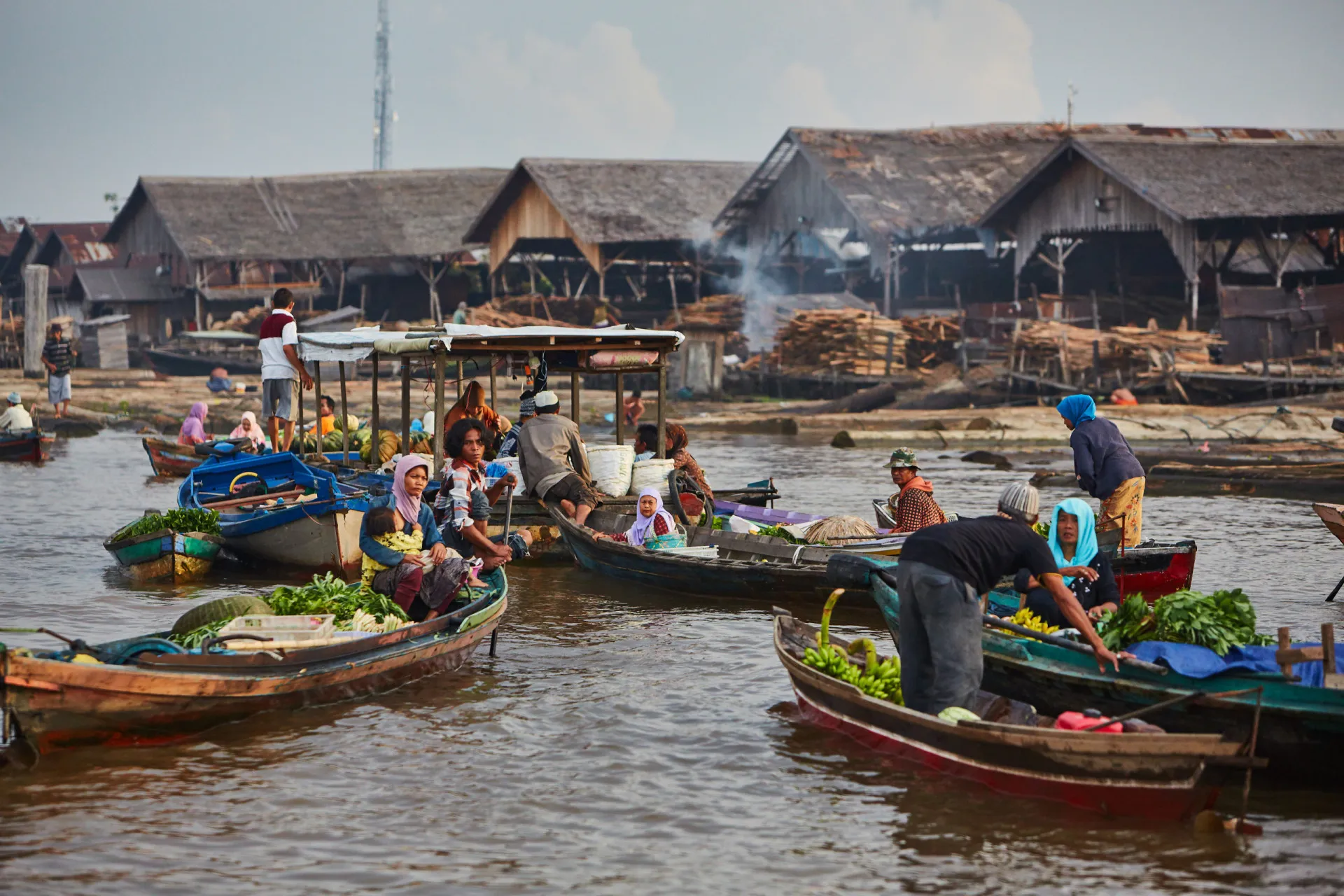 Mercado flutuante em Banjarmasin, Indonésia, com barcos cheios de produtos.