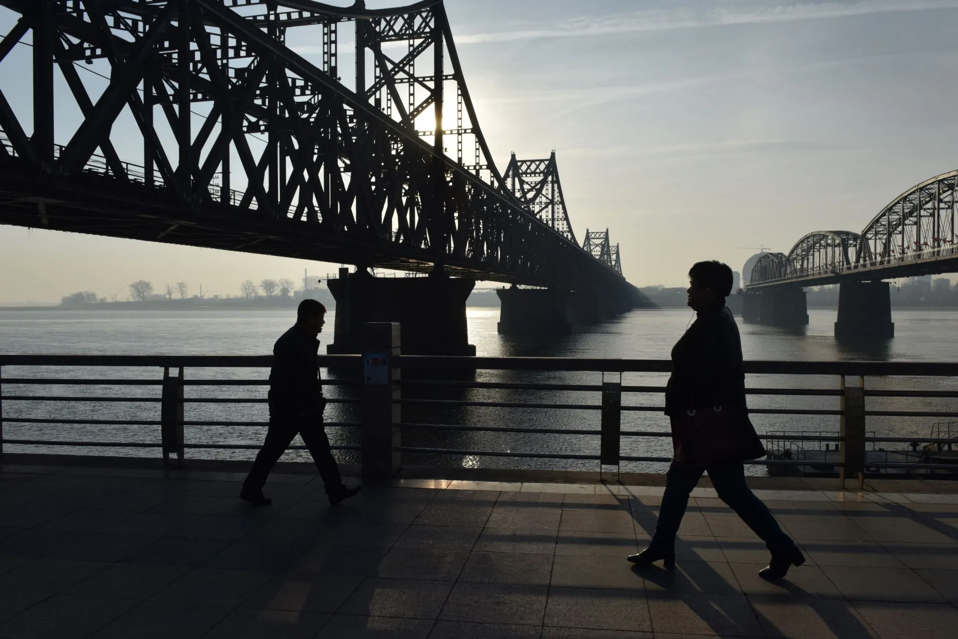 Ponte da Amizade Sino-Coreana sobre o rio Yalu em Dandong, China.