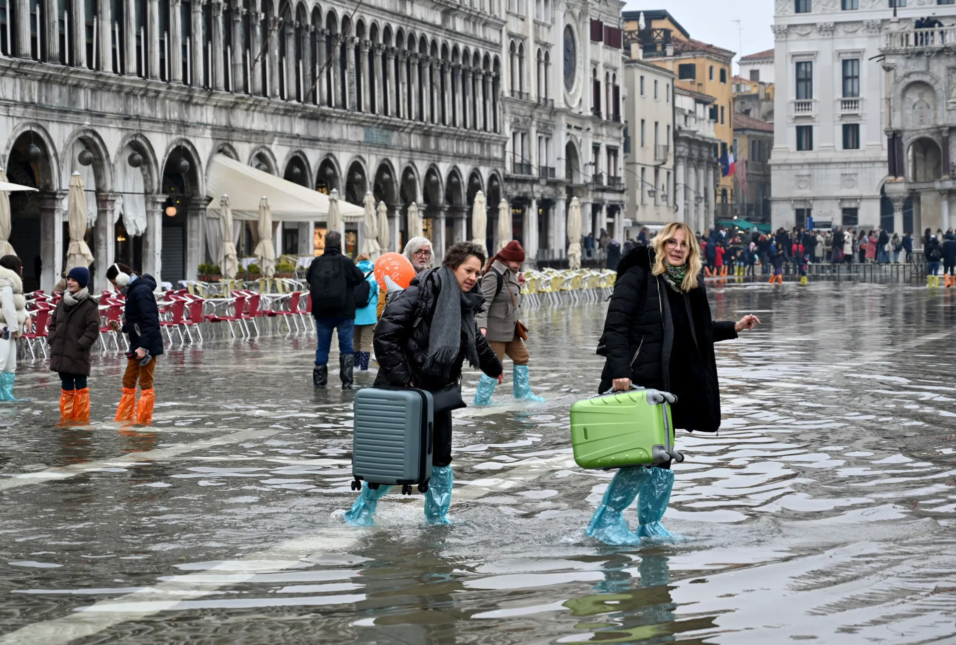 Gôndolas nos canais de Veneza, com a cidade parecendo afundar na água.