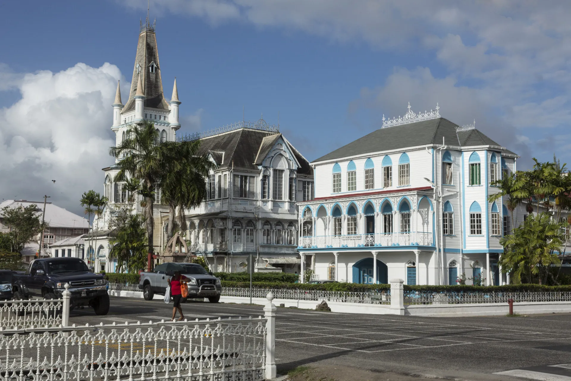 O paredão marítimo da Guiana, com o oceano de um lado e a terra do outro.
