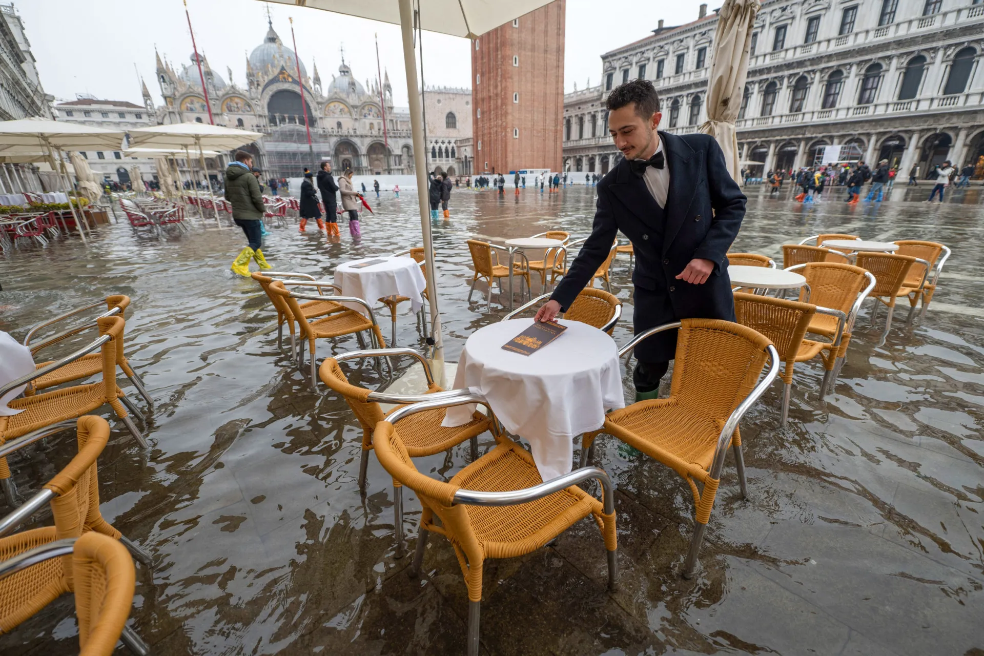 Praça de São Marcos em Veneza completamente inundada durante a acqua alta.