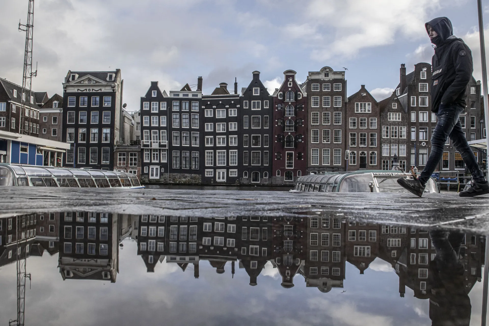 Canais icônicos de Amsterdã com suas casas e pontes características.