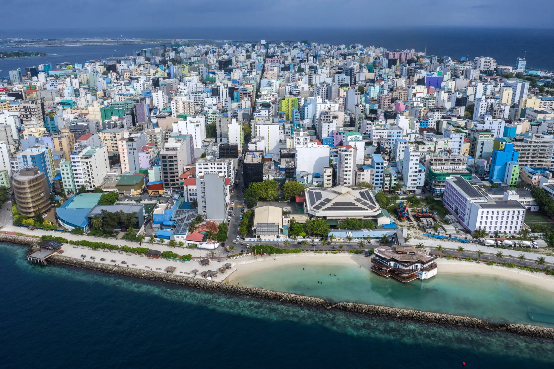Vista aérea de Malé, a densa capital das Maldivas, cercada pelo oceano.