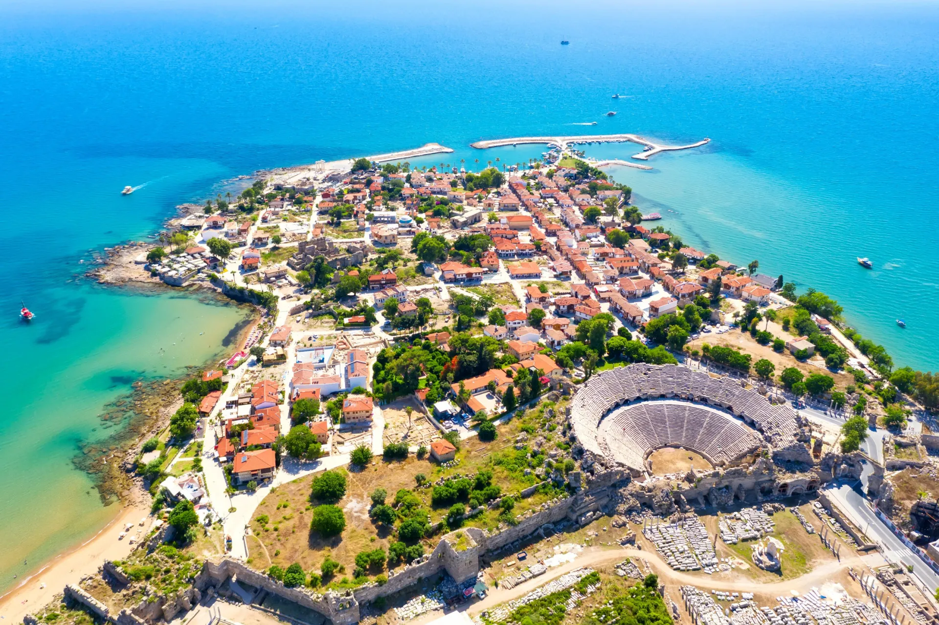 O porto e a cidade antiga de Antalya, na Turquia, com montanhas ao fundo.