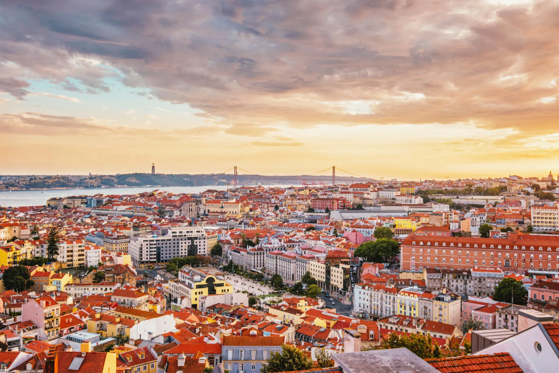 O icônico Eléctrico 28 amarelo passando por uma rua estreita em Lisboa.