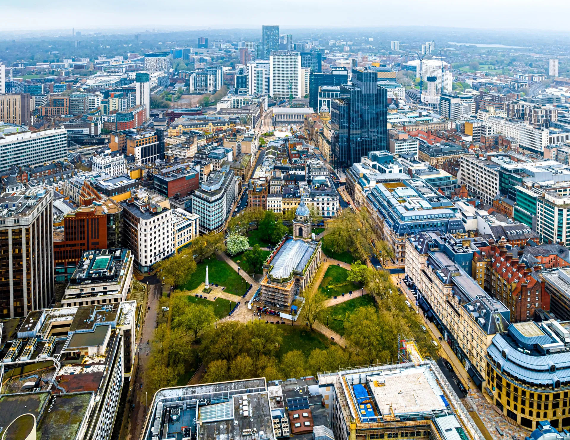 Canais e arquitetura moderna em Birmingham, Inglaterra.