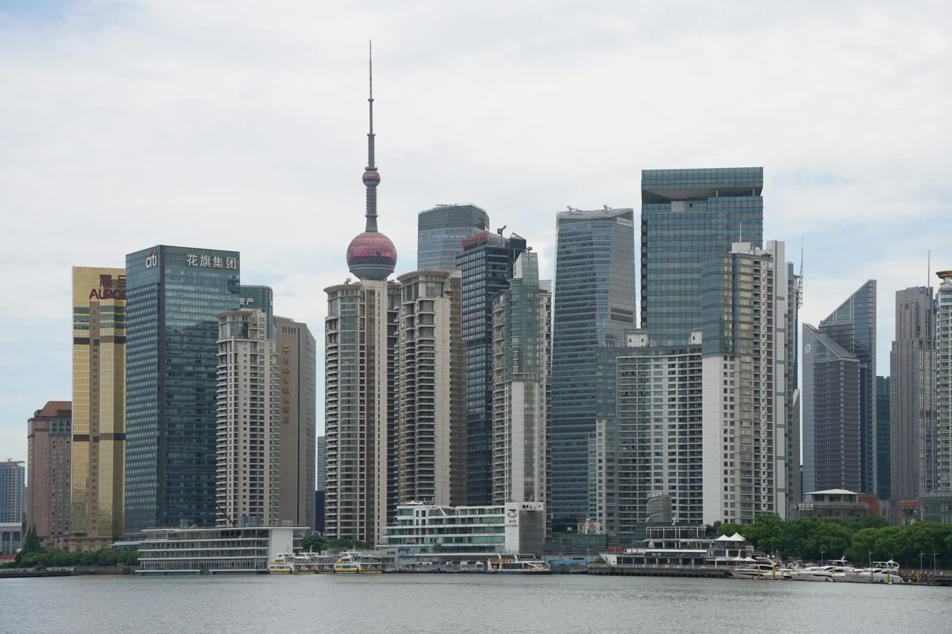 O horizonte futurista de Pudong em Xangai, com a Torre Pérola Oriental em destaque.