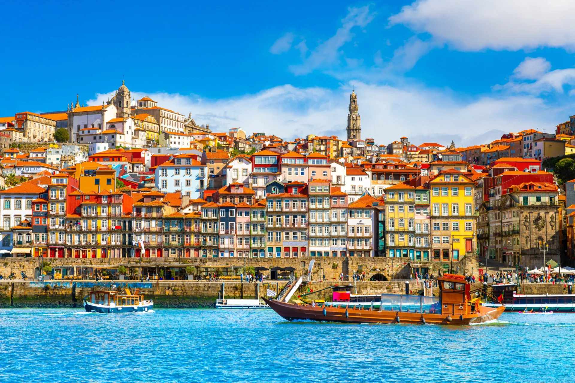 Vista do Rio Douro e da cidade do Porto, com suas casas históricas e a Ponte Dom Luís I.