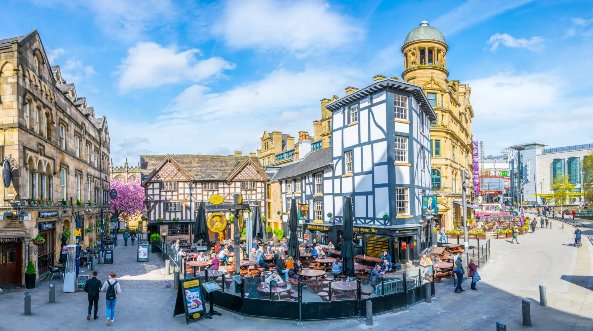 Prédios modernos e históricos lado a lado no centro de Manchester.