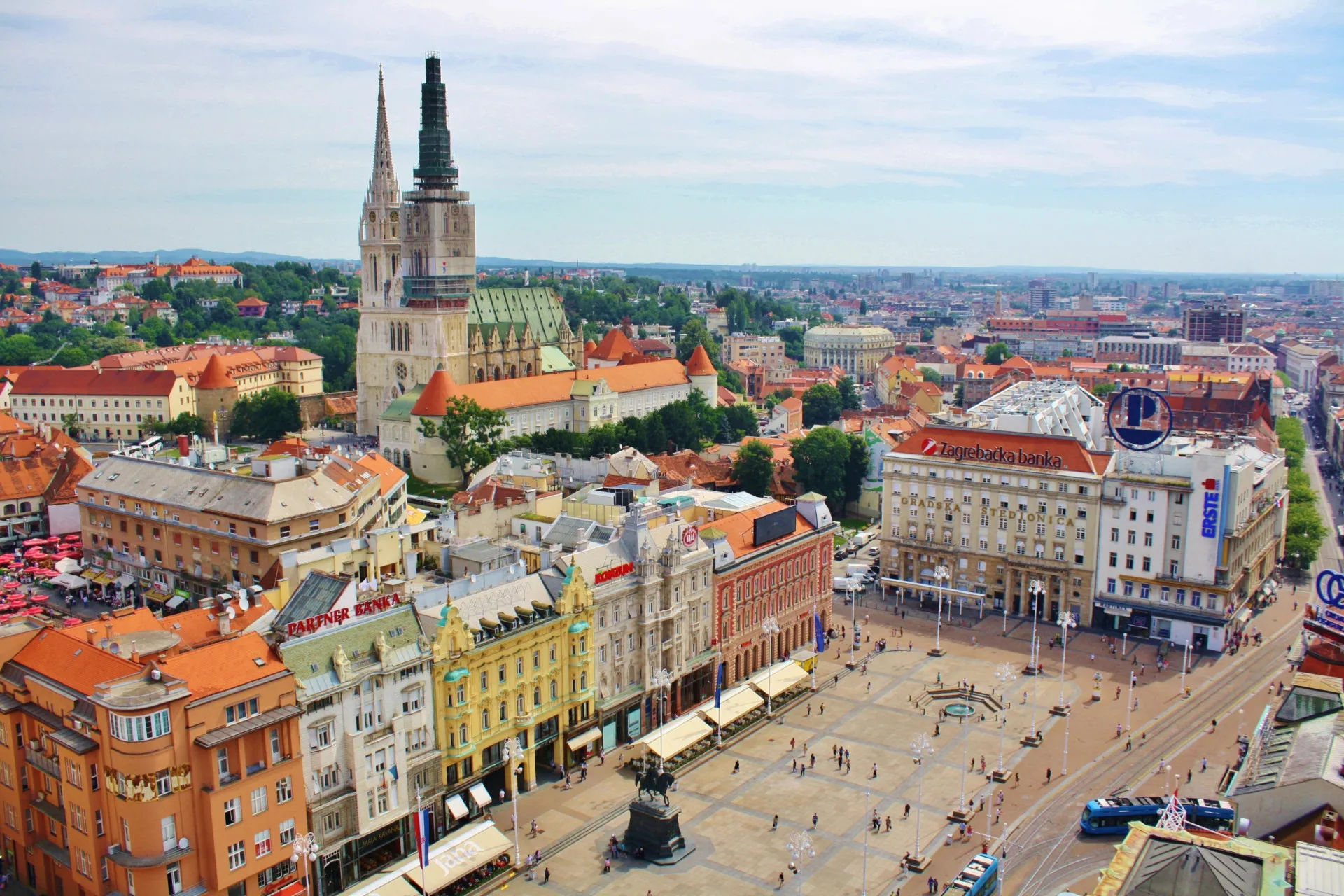 Vista da Catedral de Zagreb e dos telhados da cidade na Croácia.