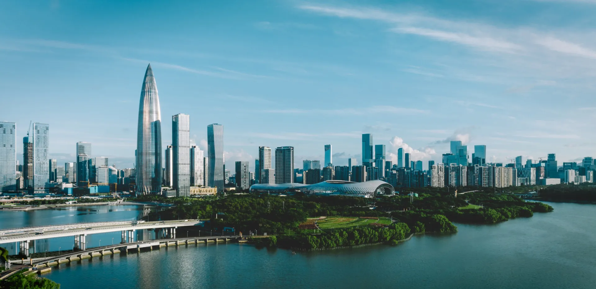 O horizonte moderno e iluminado de Shenzhen, na China.