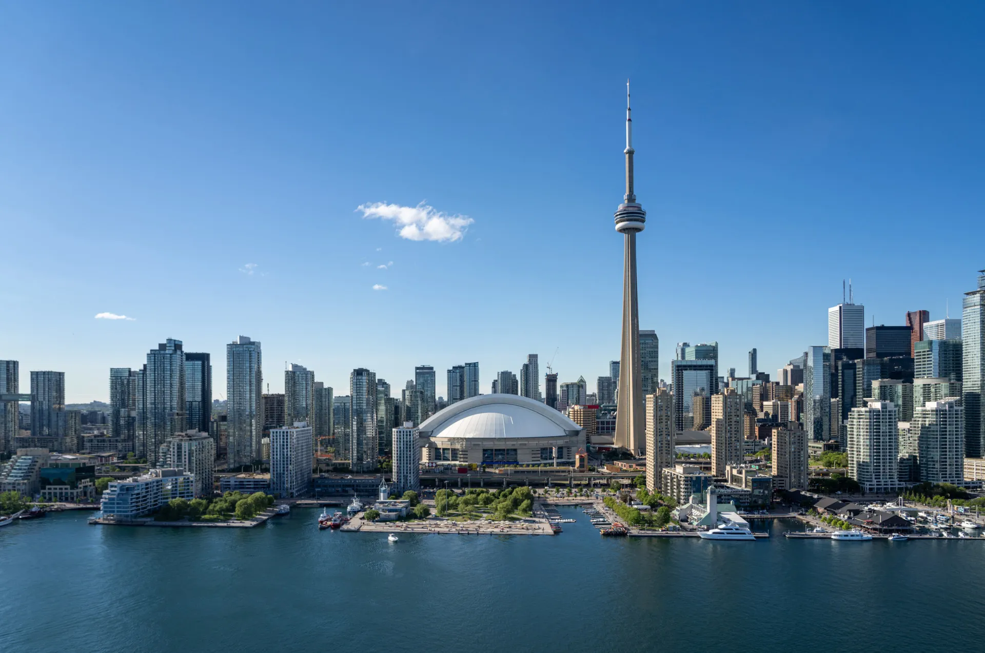 Vista do horizonte de Toronto com a CN Tower dominando a paisagem.