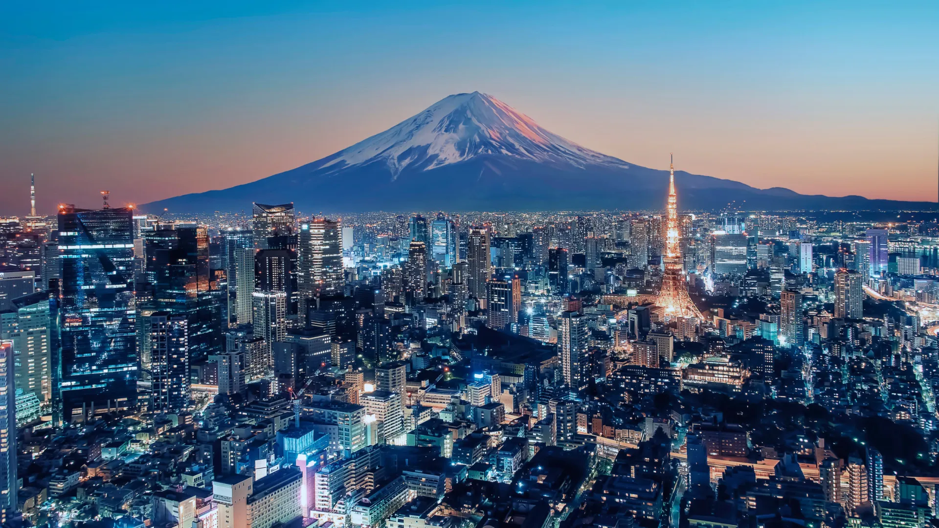 O movimentado cruzamento de Shibuya em Tóquio, com multidões e luzes de neon.