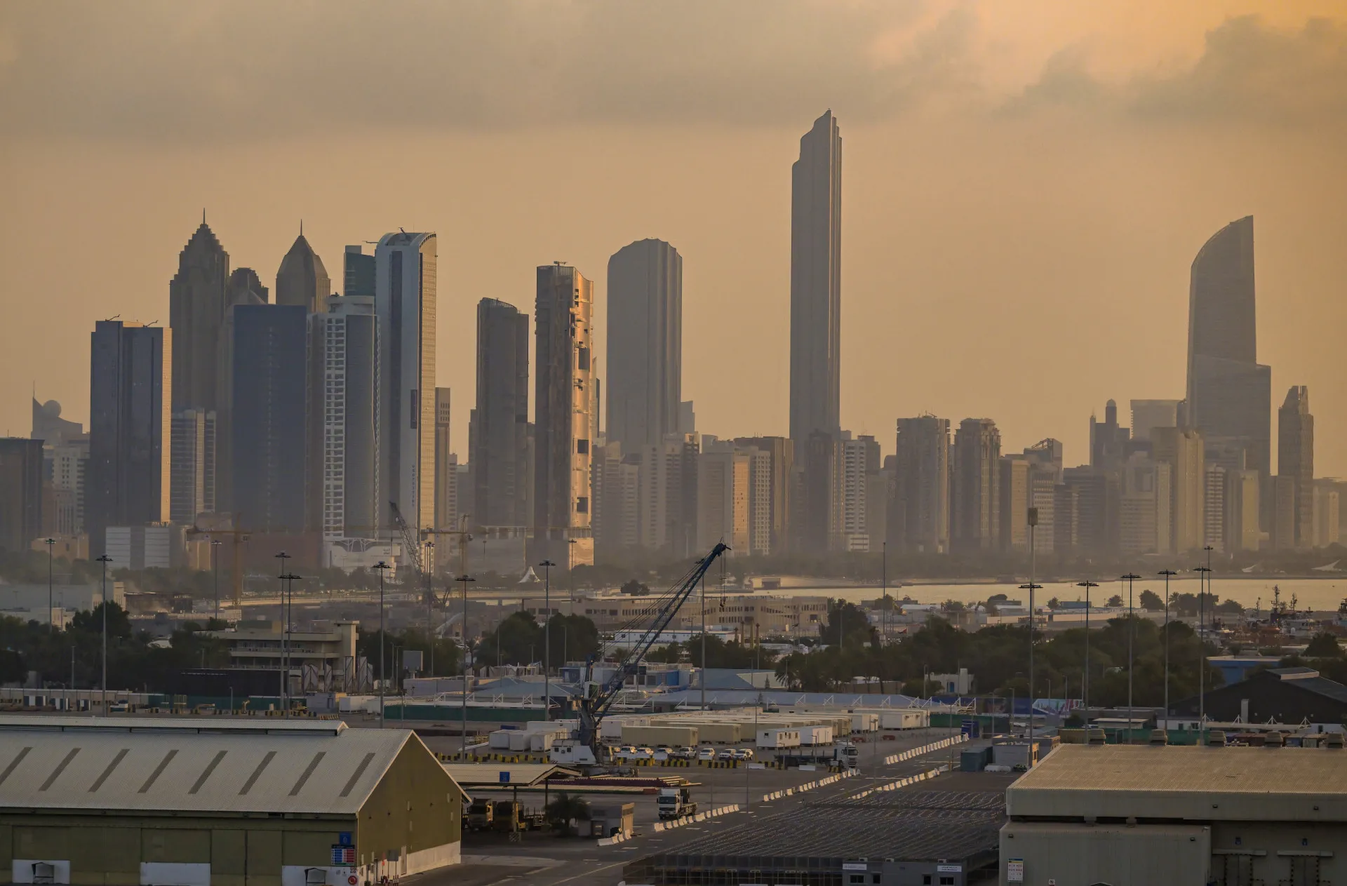A moderna arquitetura da Grande Mesquita Sheikh Zayed em Abu Dhabi.