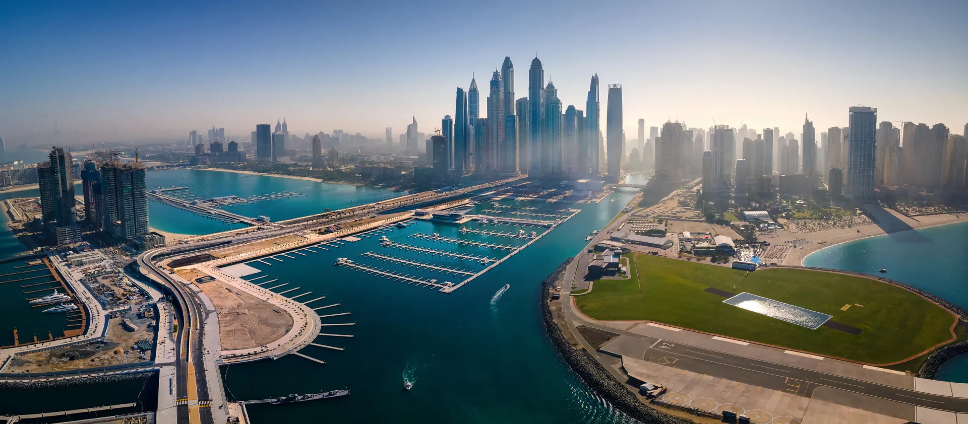 O horizonte de Dubai com o Burj Khalifa se destacando entre os arranha-céus.