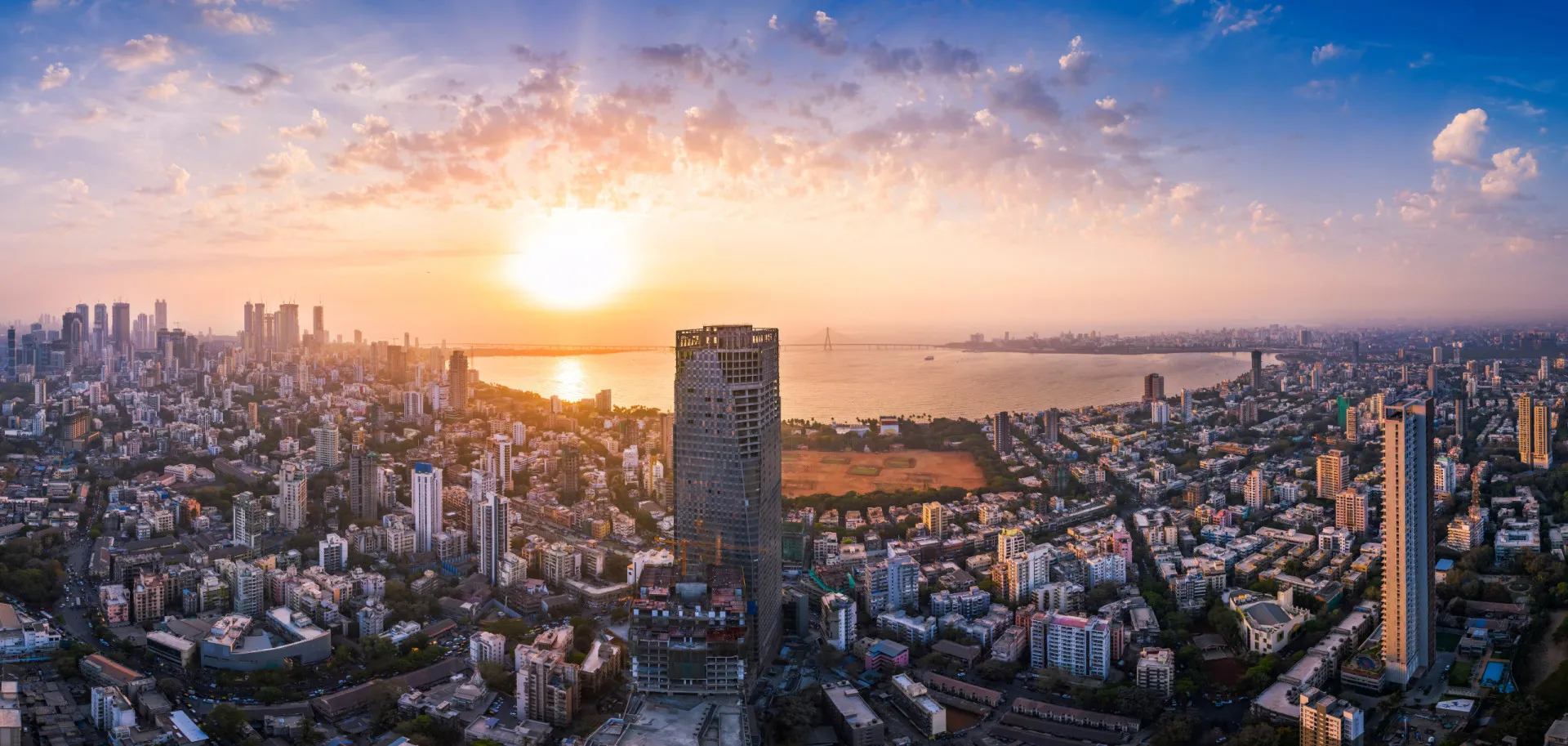 Movimento intenso de pessoas e táxis amarelos nas ruas de Mumbai, Índia.