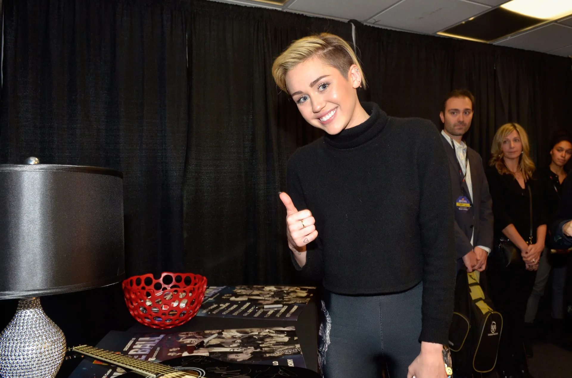 Miley Cyrus nua em uma bola de demolição na cena icônica do clipe 'Wrecking Ball'.