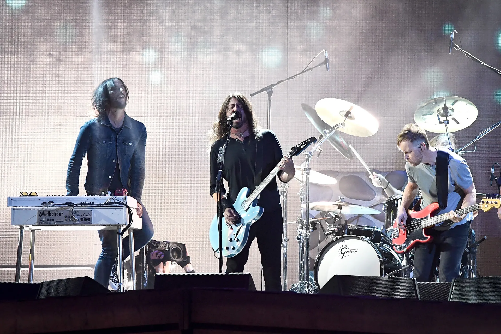 Dave Grohl e Jack Black em uma cena cômica e caótica do clipe 'Low'.