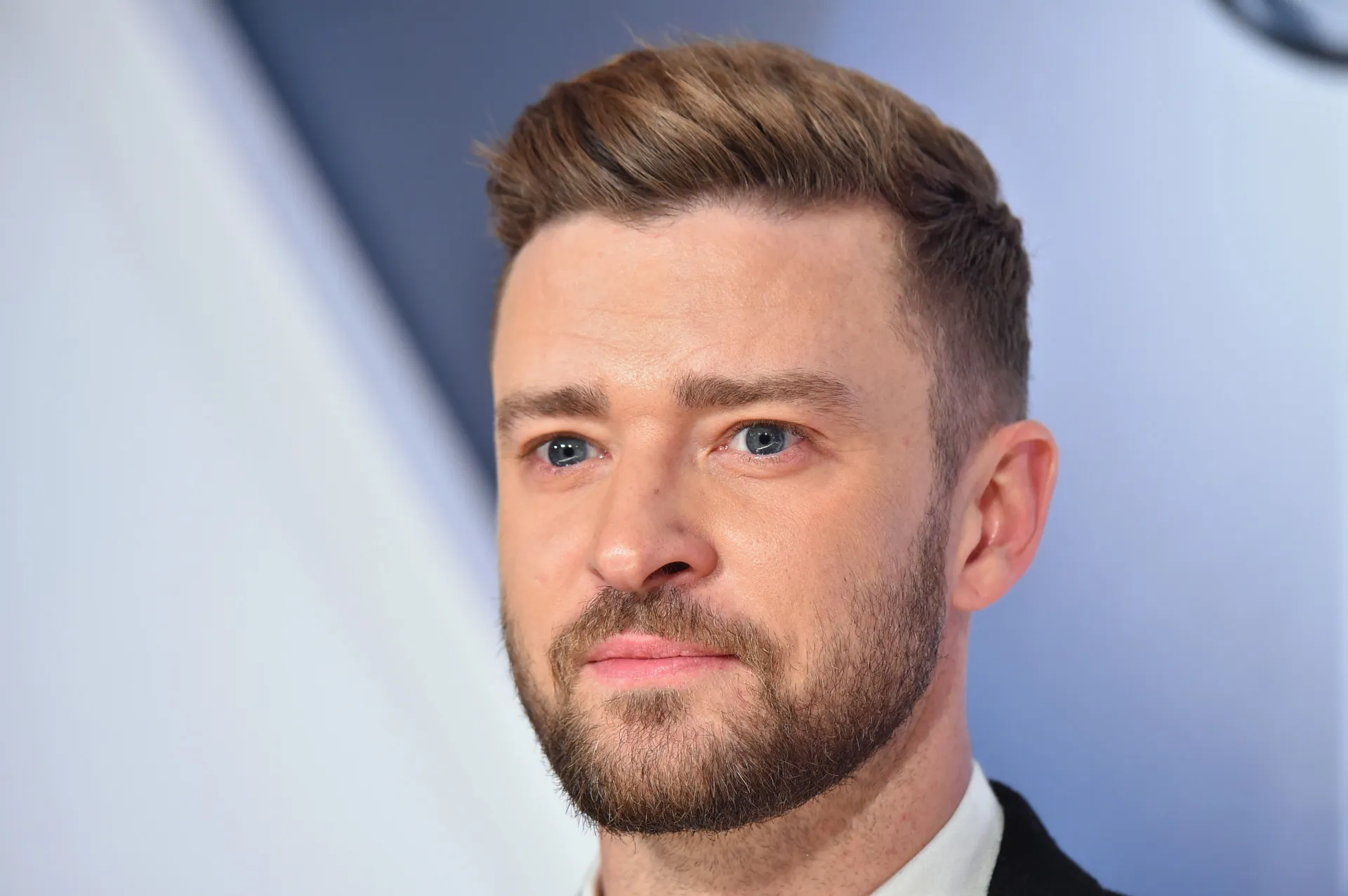 Justin Timberlake em uma cena elegante do clipe 'Tunnel Vision'.