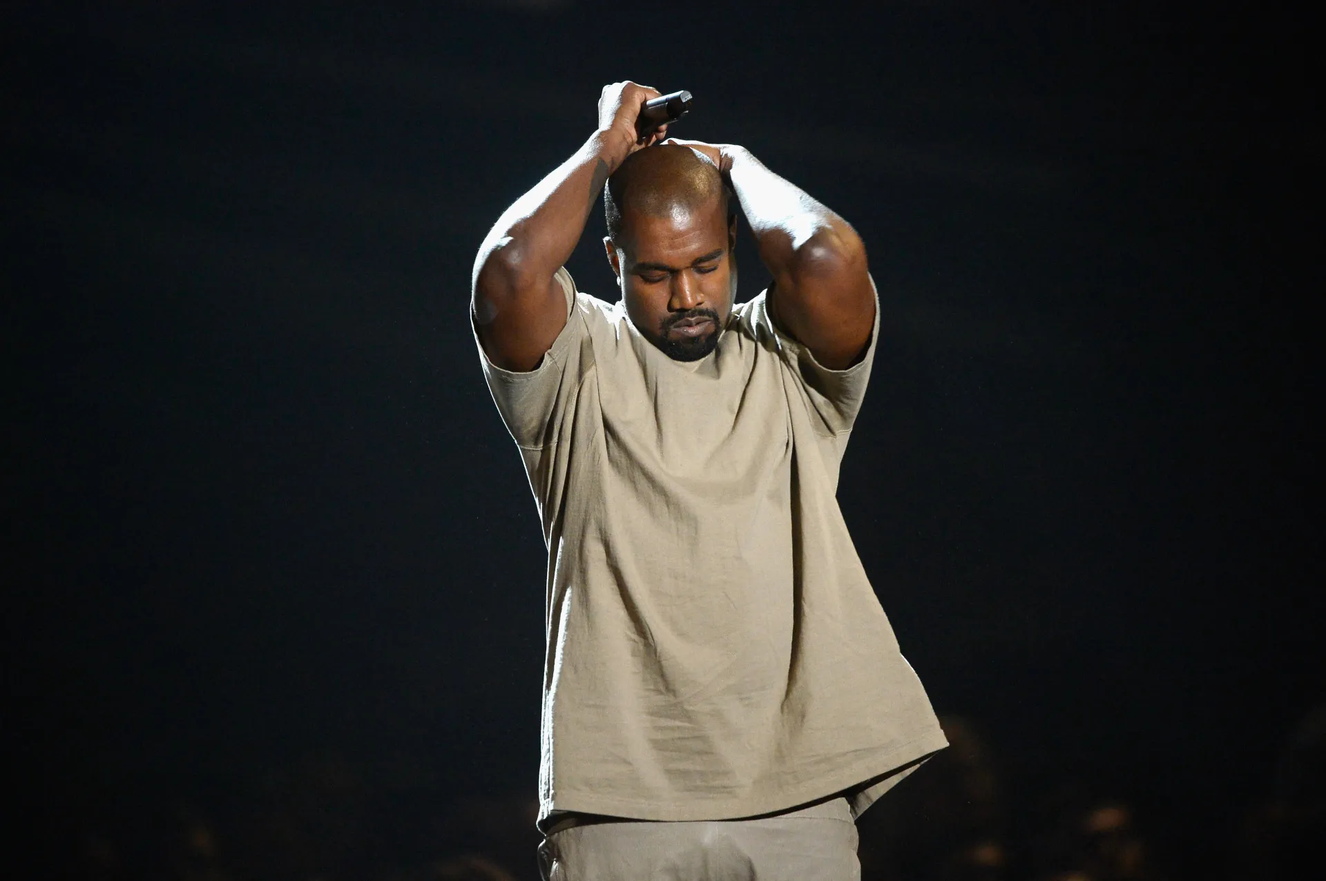 Kanye West em meio a uma explosão de luzes e cores no clipe 'All of the Lights'.