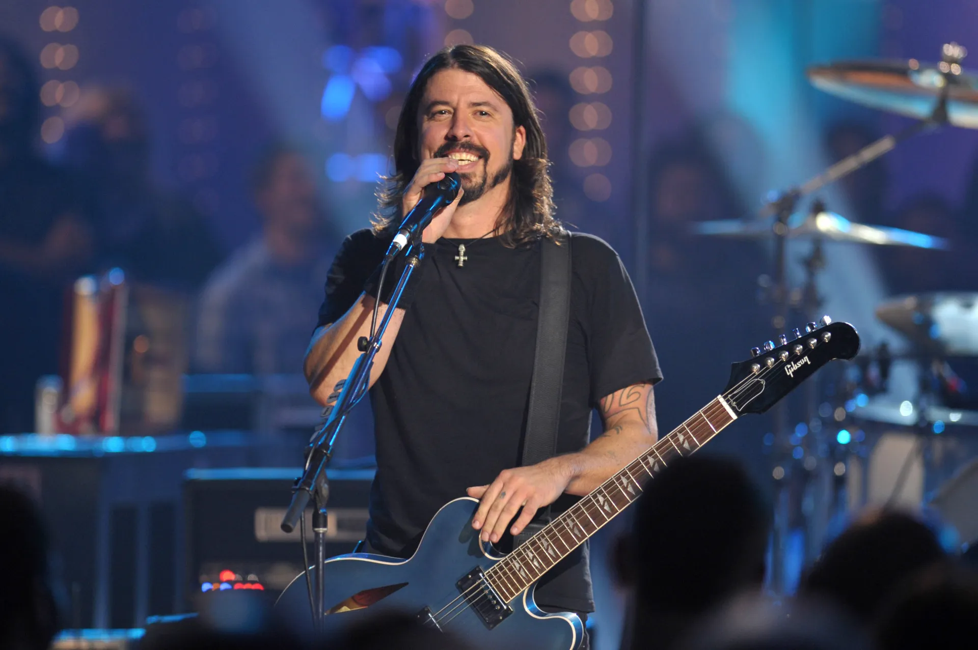 Os membros da banda Foo Fighters caracterizados como caminhoneiros no clipe 'Hot Buns'.