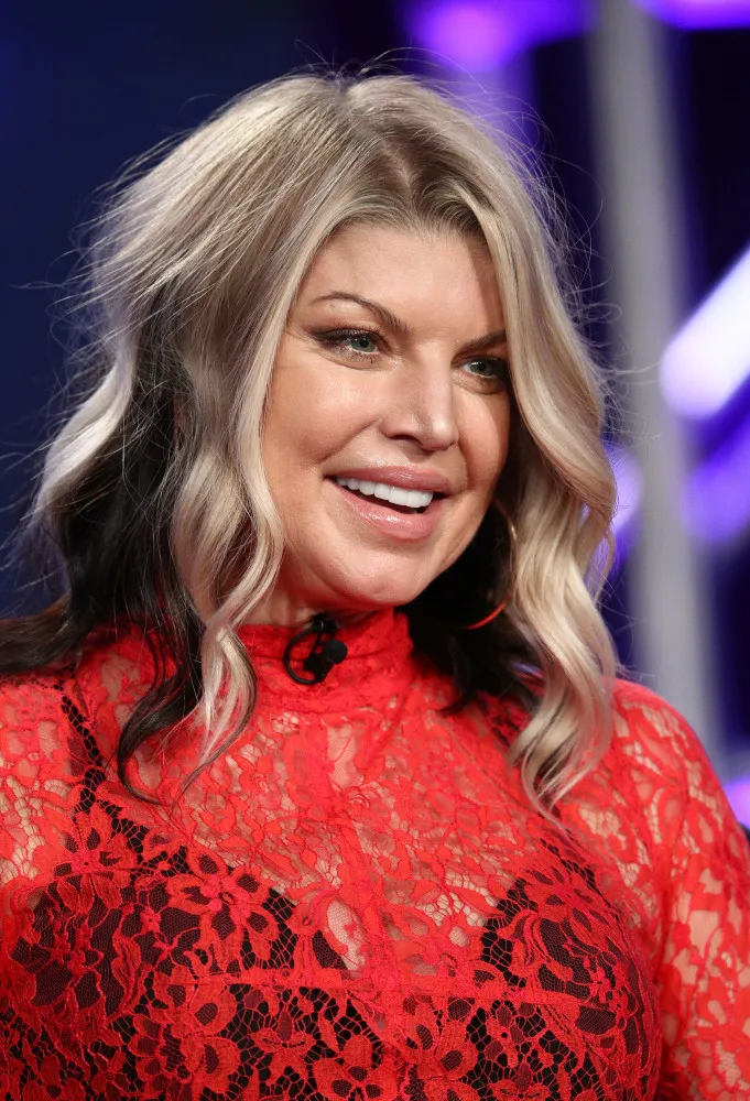 Fergie em uma pose sensual para a divulgação de seu trabalho solo.