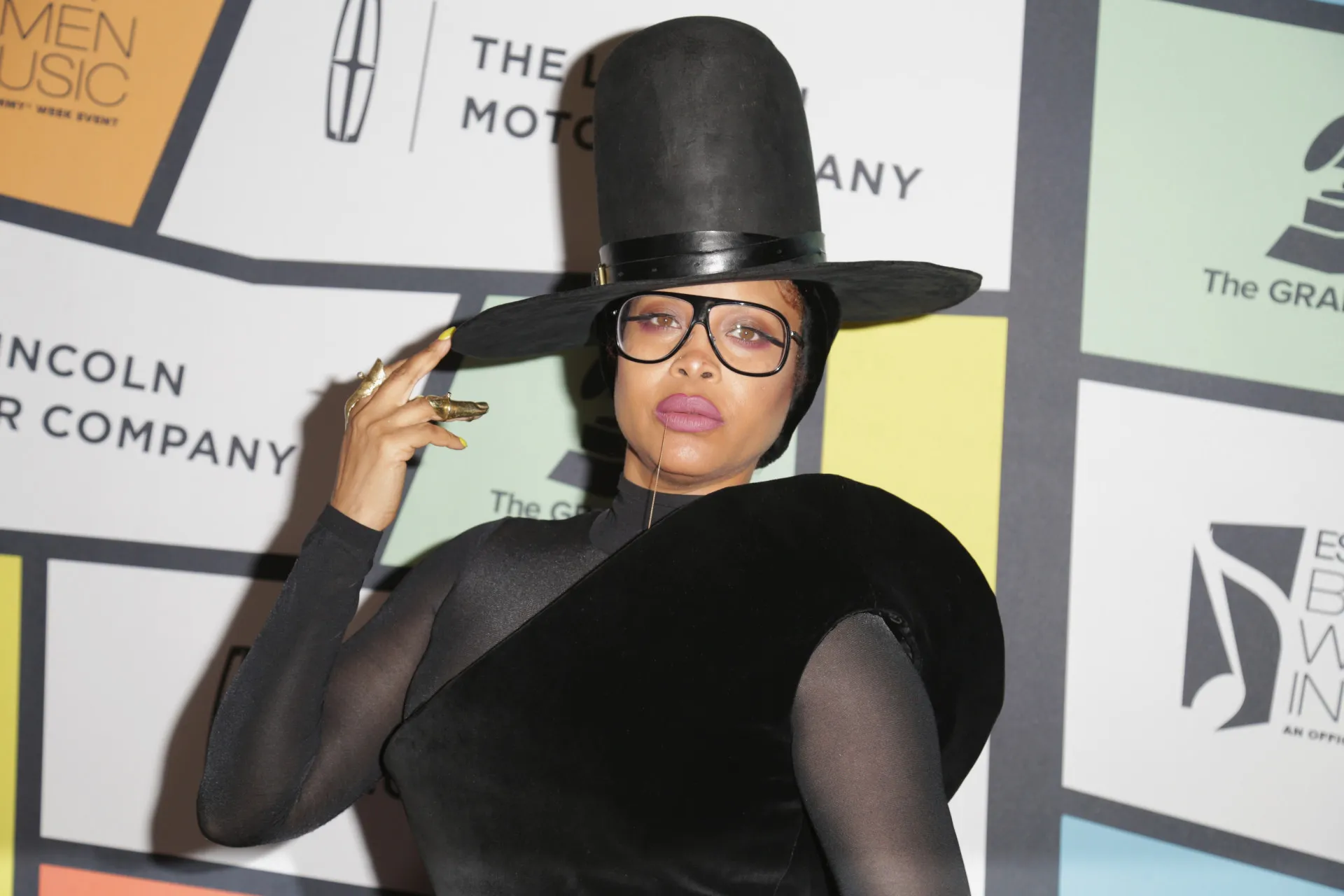 A cantora Erykah Badu, conhecida por sua arte politizada e cheia de alma.