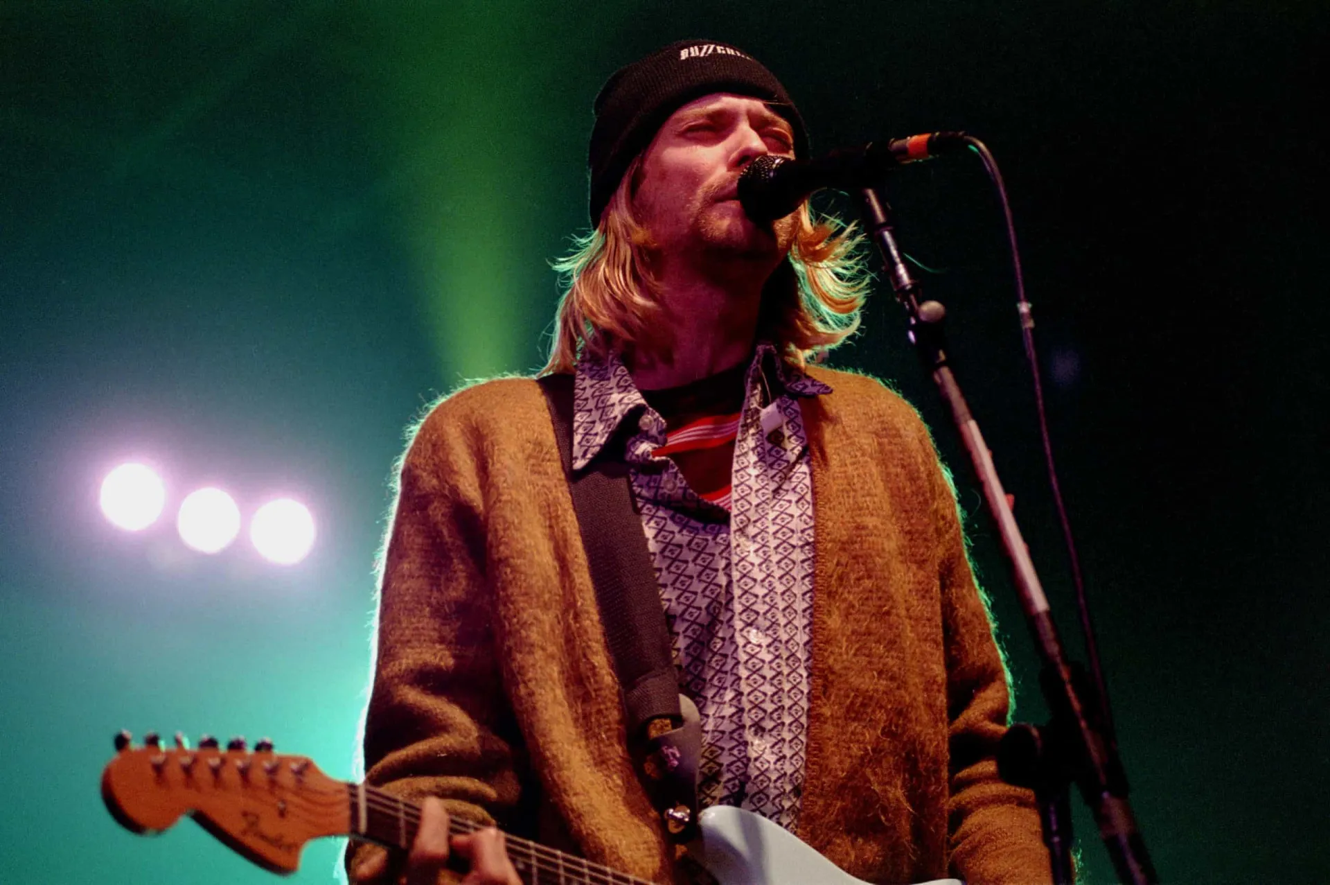 Kurt Cobain em uma cena do clipe 'Heart-Shaped Box', com estética surrealista.