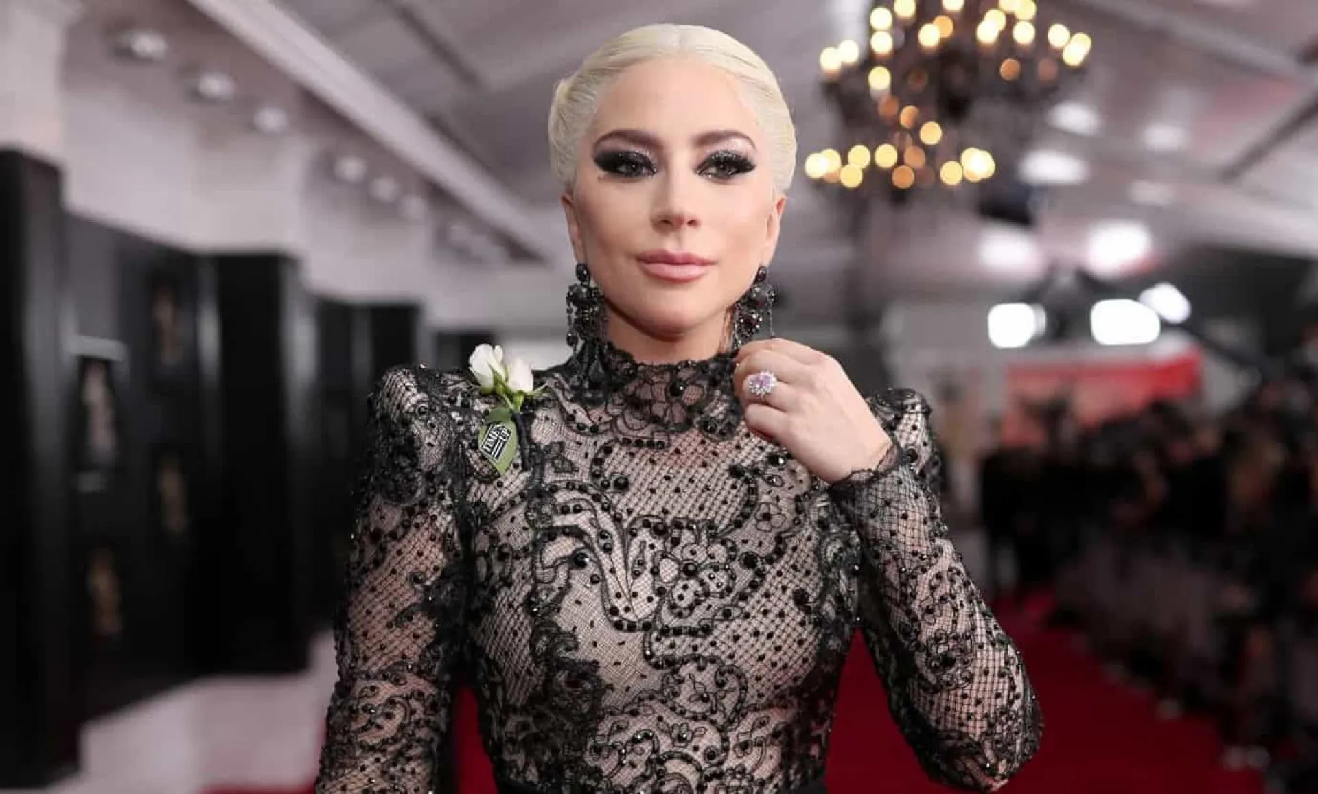 Lady Gaga com visual ousado e futurista no clipe de 'Love Game'.