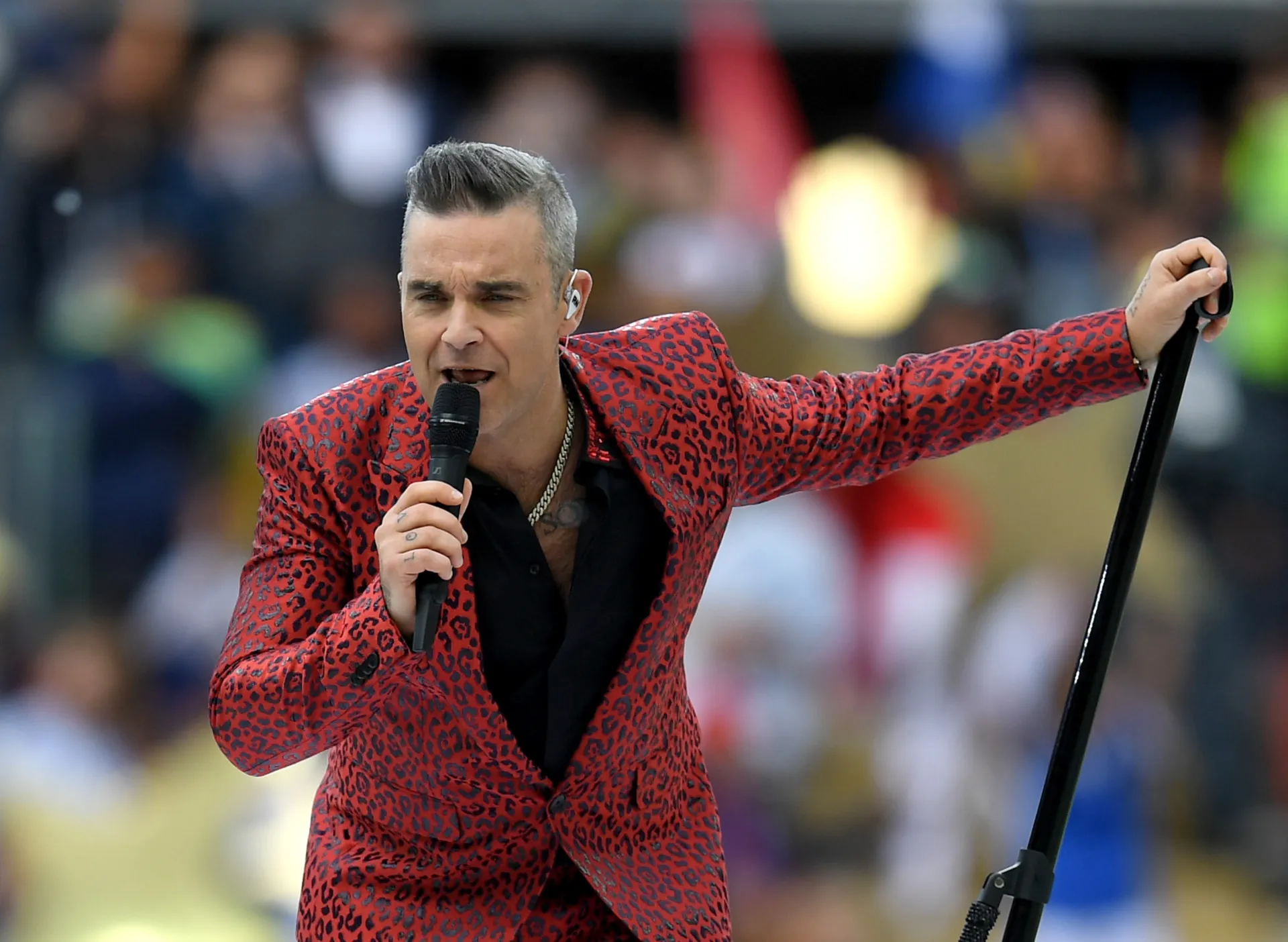 Robbie Williams em uma cena do clipe 'Rock DJ', antes do controverso striptease.