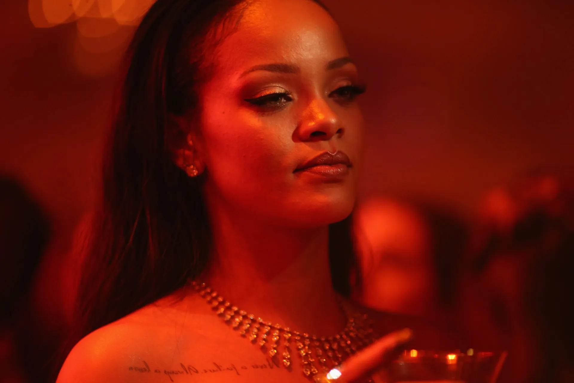Rihanna em uma cena colorida e fetichista do clipe 'S&M'.