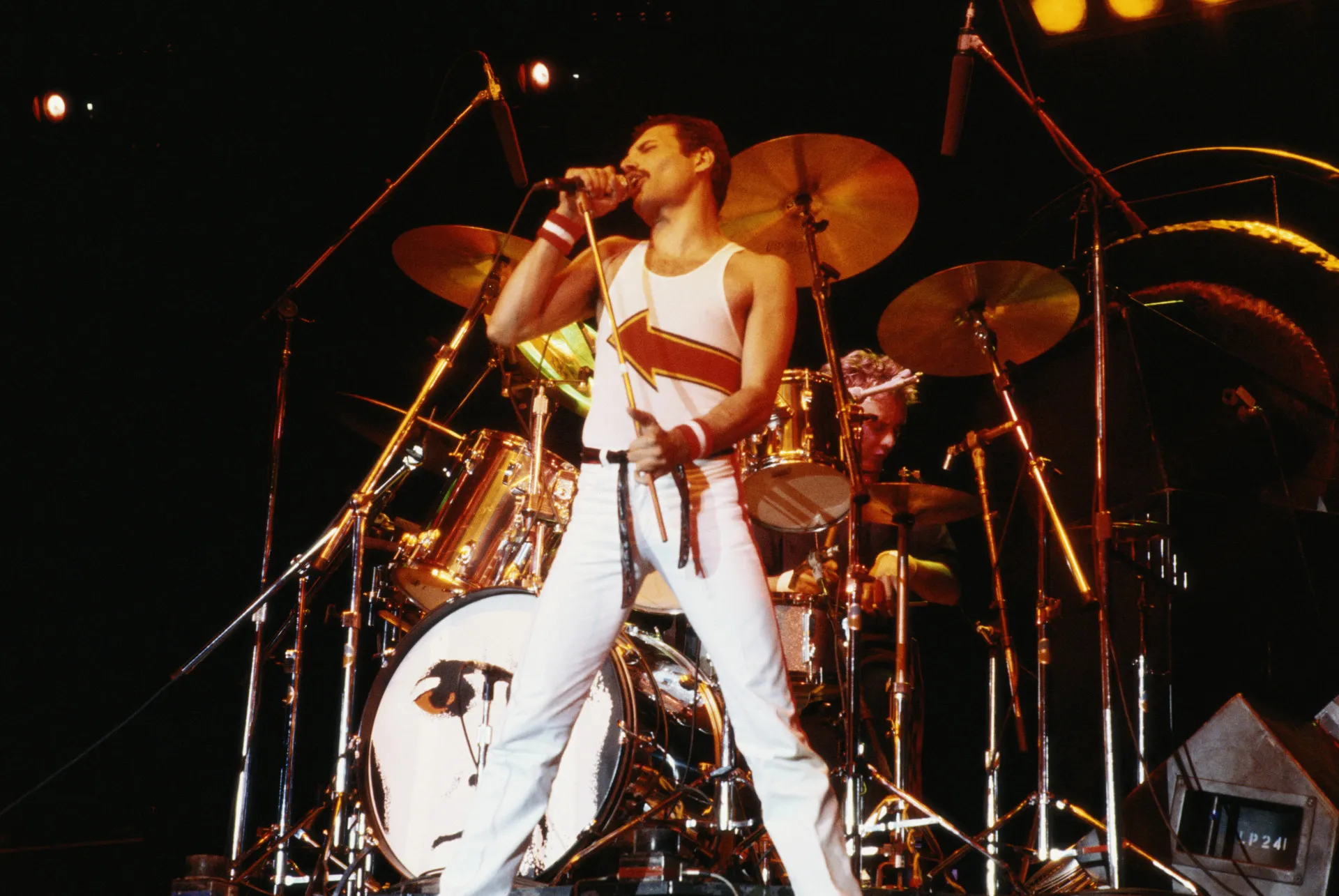 Freddie Mercury e os membros do Queen em uma cena do clipe 'Body Language'.