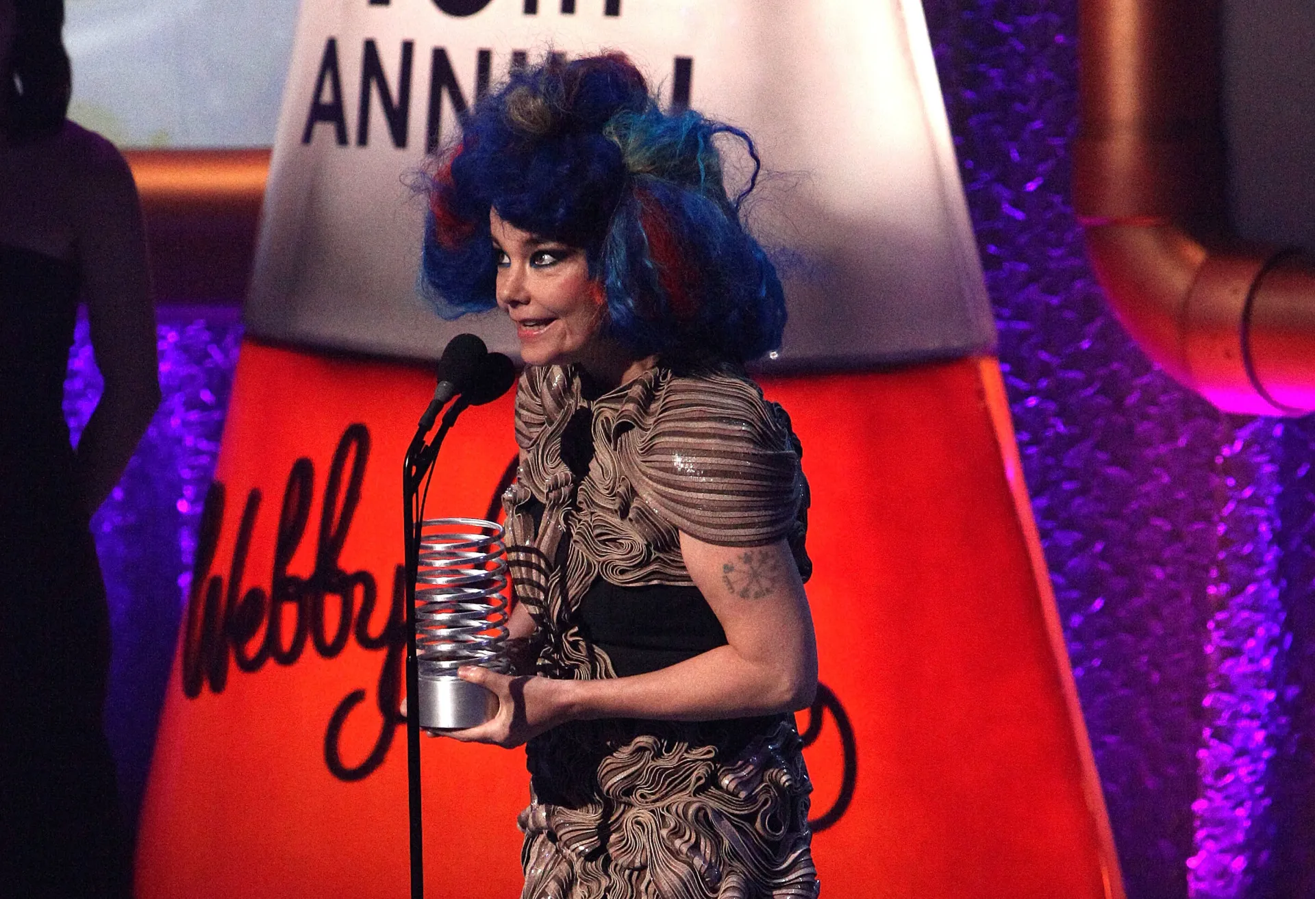 A cantora islandesa Björk, conhecida por sua arte experimental e vanguardista.