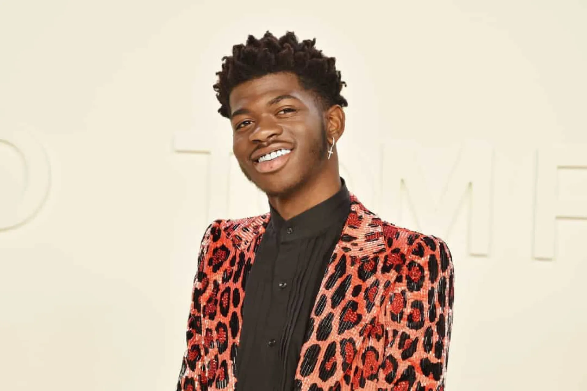 Lil Nas X em uma cena infernal do polêmico clipe 'Montero (Call Me By Your Name)'.