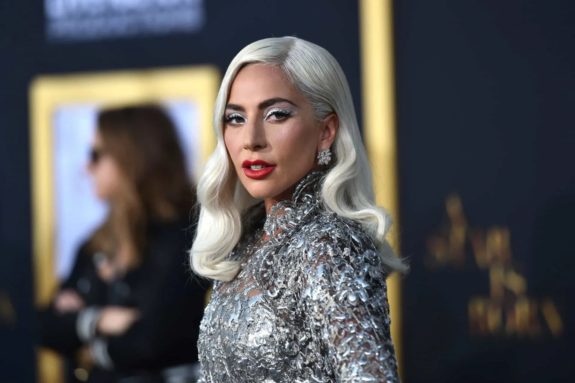 Lady Gaga em uma cena icônica do clipe 'Alejandro', com referências religiosas.