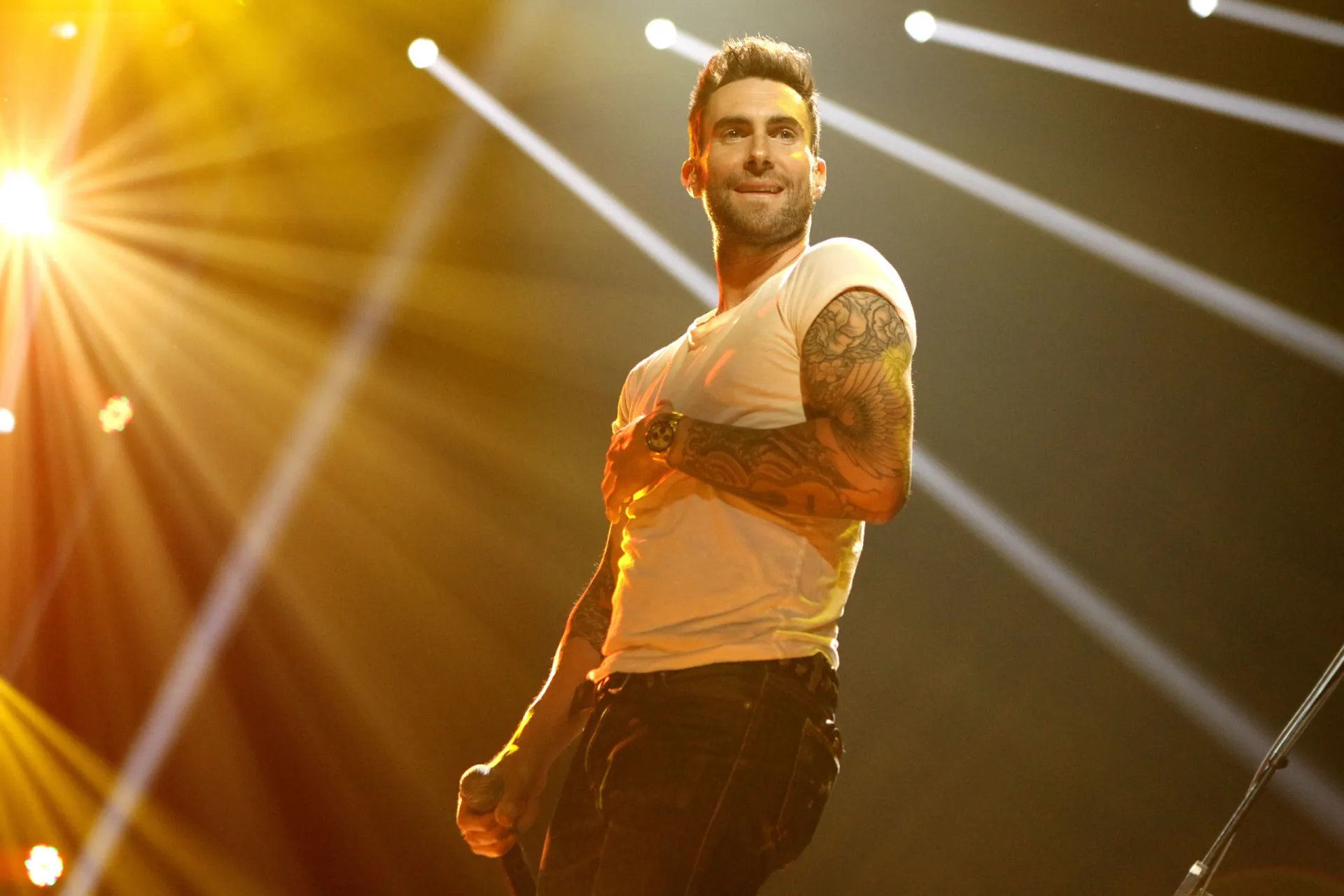 Adam Levine, vocalista do Maroon 5, em uma cena do clipe 'This Love'.