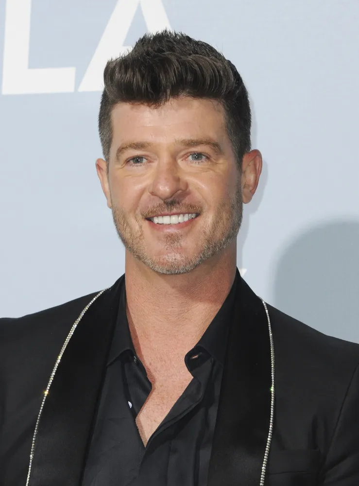 Robin Thicke, Pharrell Williams e T.I. no clipe de 'Blurred Lines' com modelos.