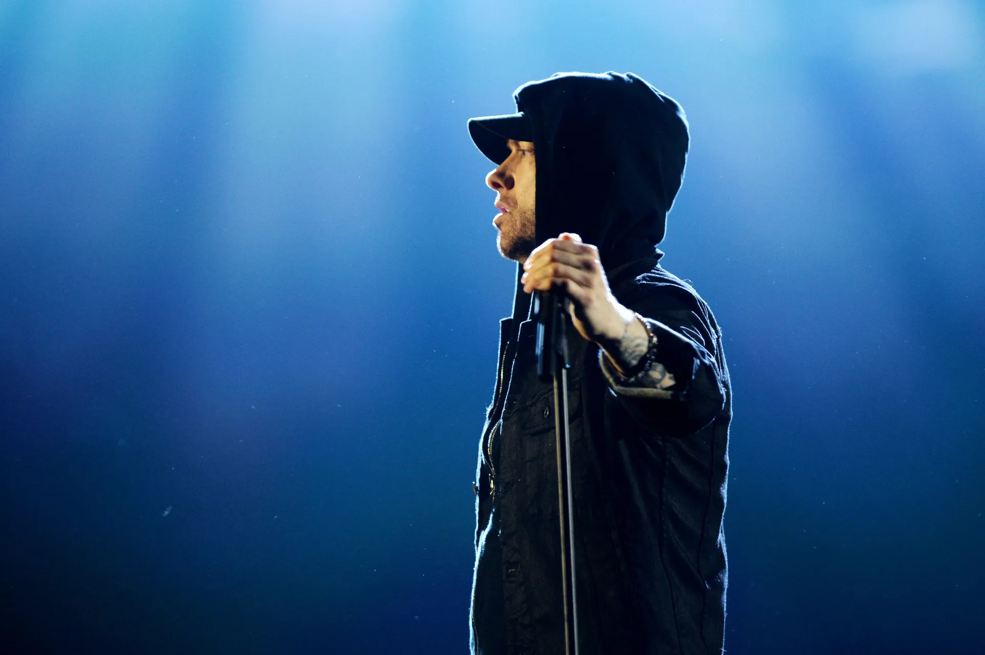 Eminem caracterizado como Michael Jackson no controverso clipe 'Just Lose It'.