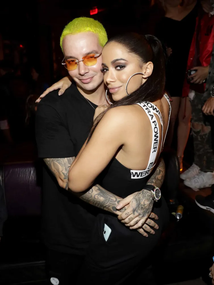 Anitta, J Balvin e MC Zaac em cena do clipe colorido e sensual de 'Bola Rebola'.