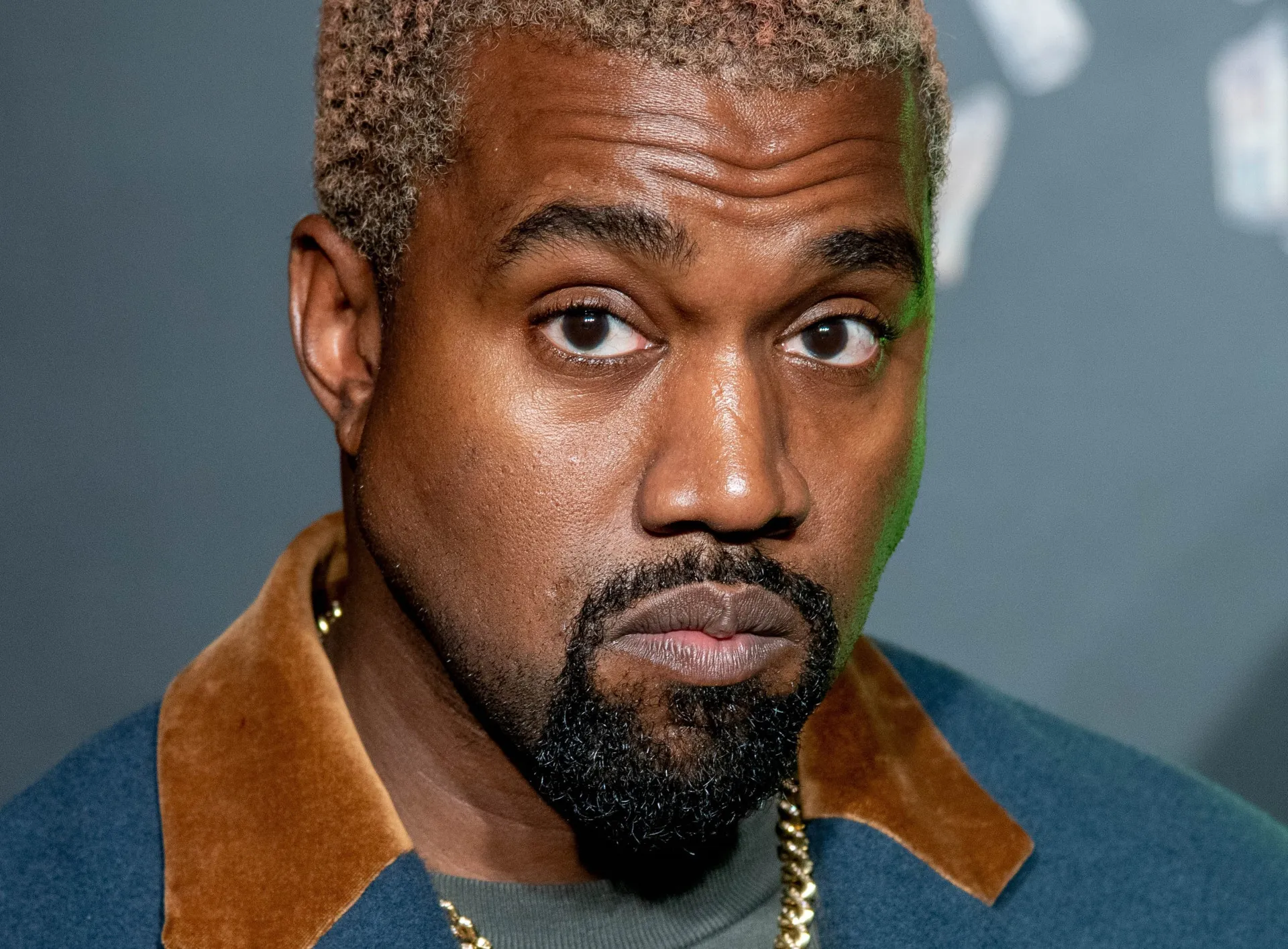 Modelos de cera de celebridades nuas em uma cama no clipe 'Famous' de Kanye West.