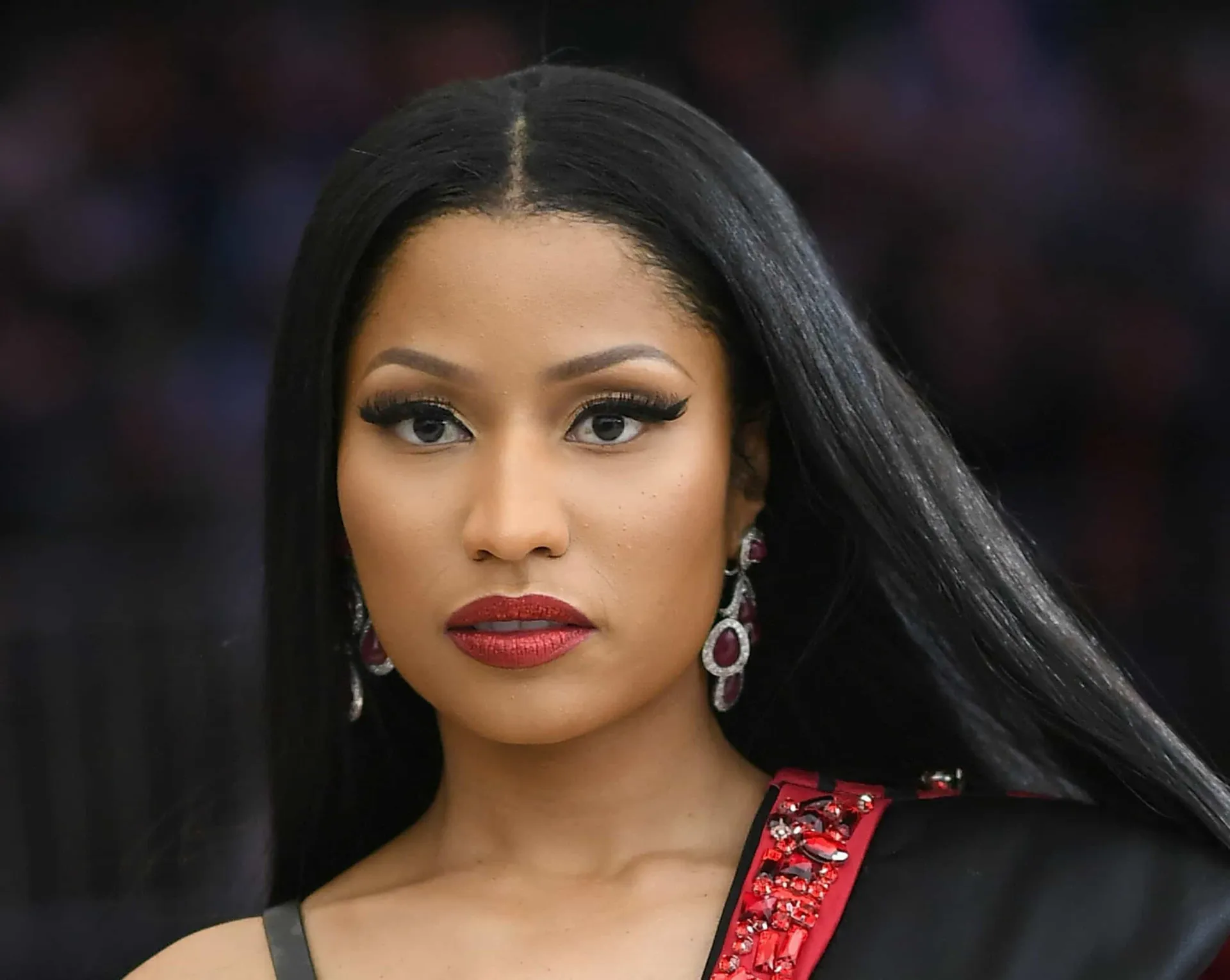 Nicki Minaj com um visual colorido e excêntrico no clipe 'Stupid Hoe'.